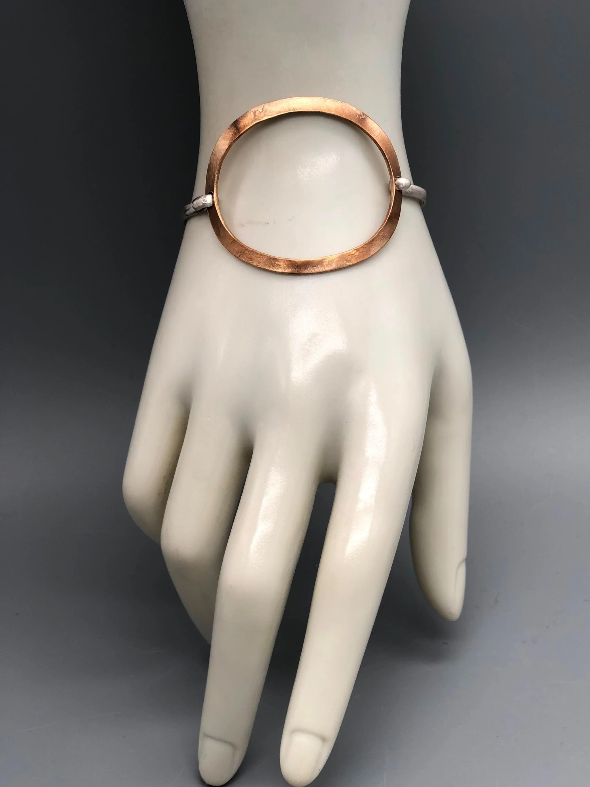 Bracciale Ovale Crepundia in argento, gioiello contemporaneo dal design geometrico