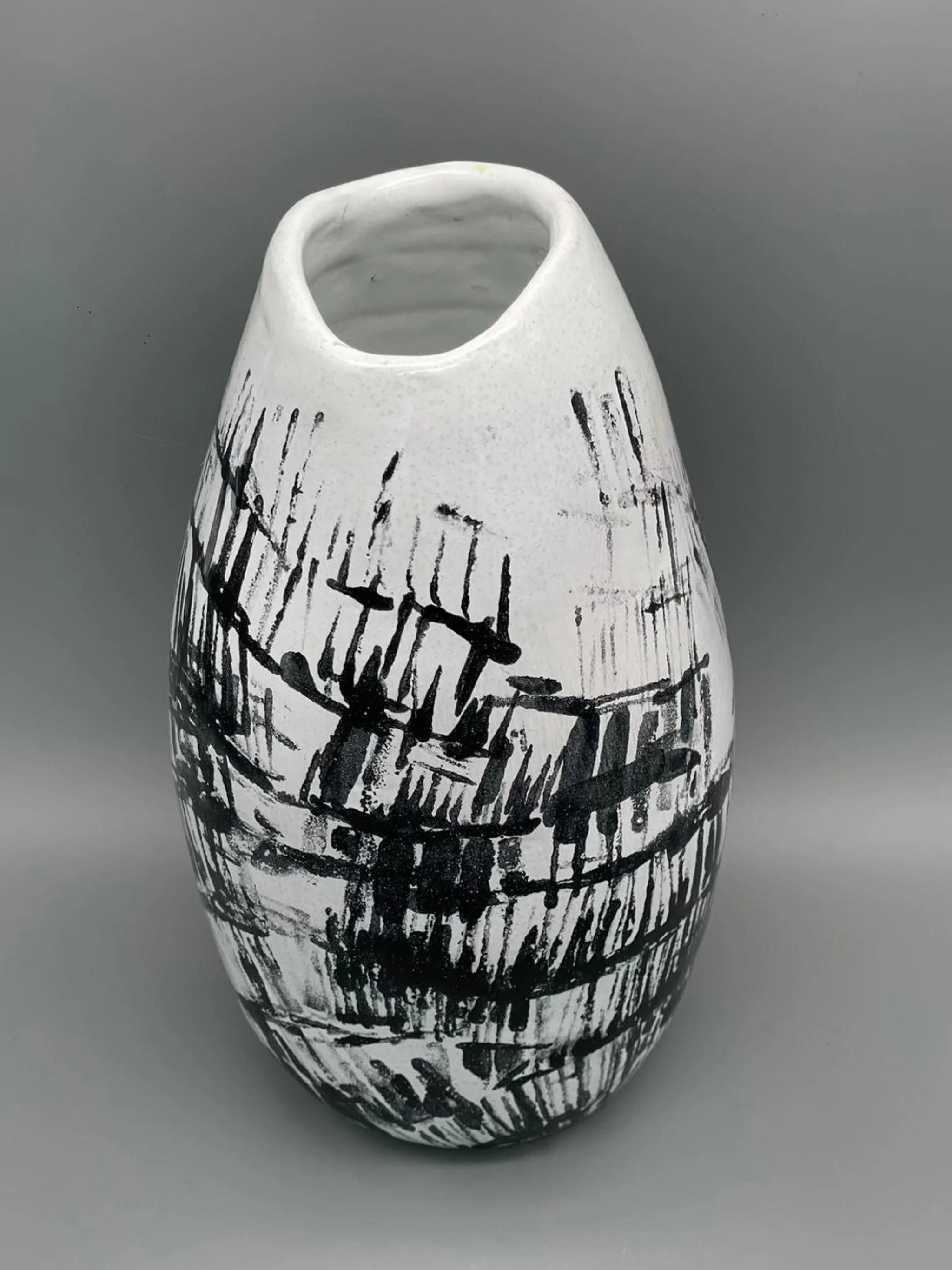 Vaso scultura in maiolica bianca e nera di Giovanna Ussani per Objects in Studio by Crepundia Gioielli Bologna