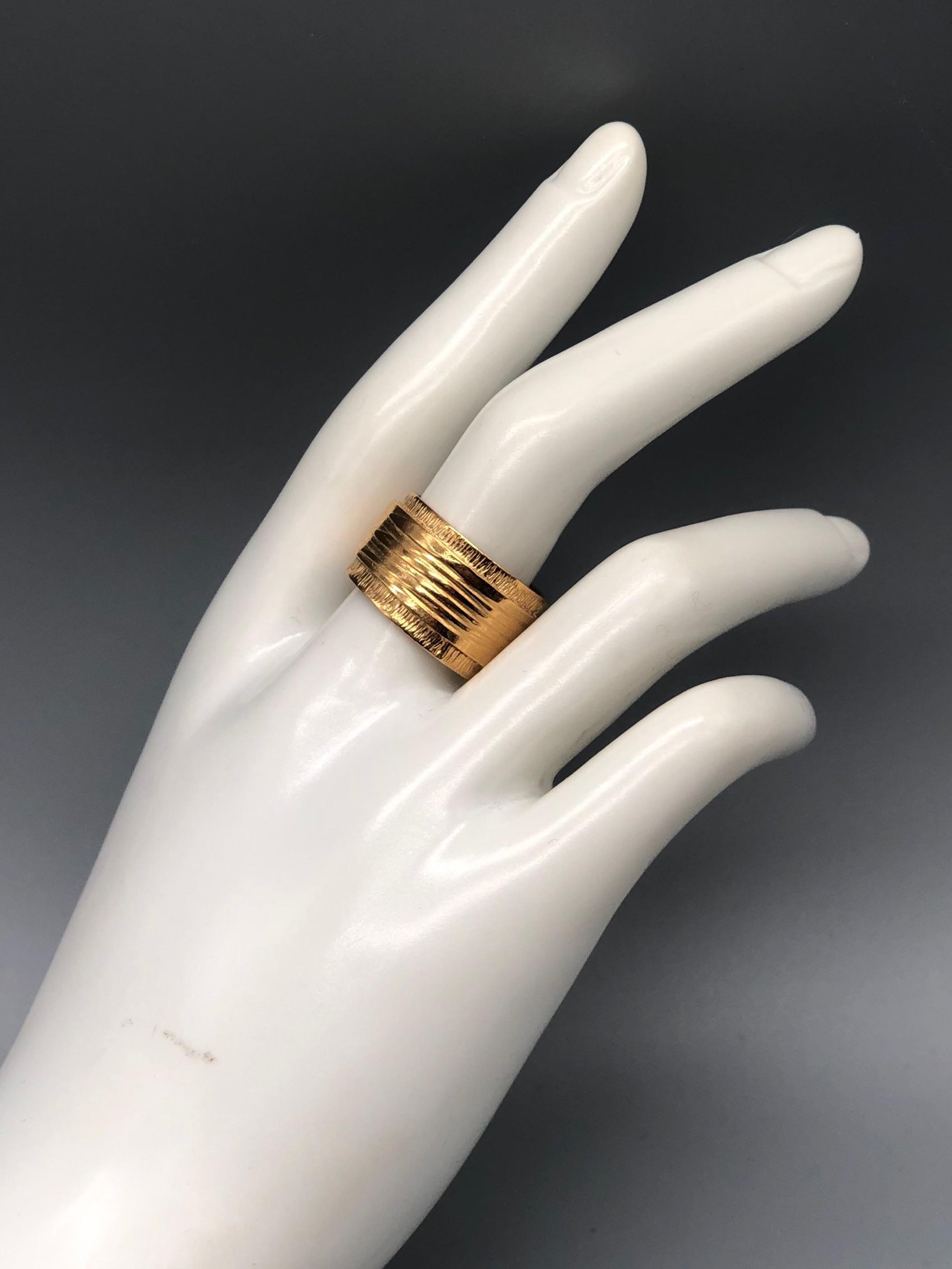 Anello fascia in bronzo placcato oro giallo 18 carati inciso, design scultoreo, Gabriel Reinoso per Crepundia Gioielli Bologna