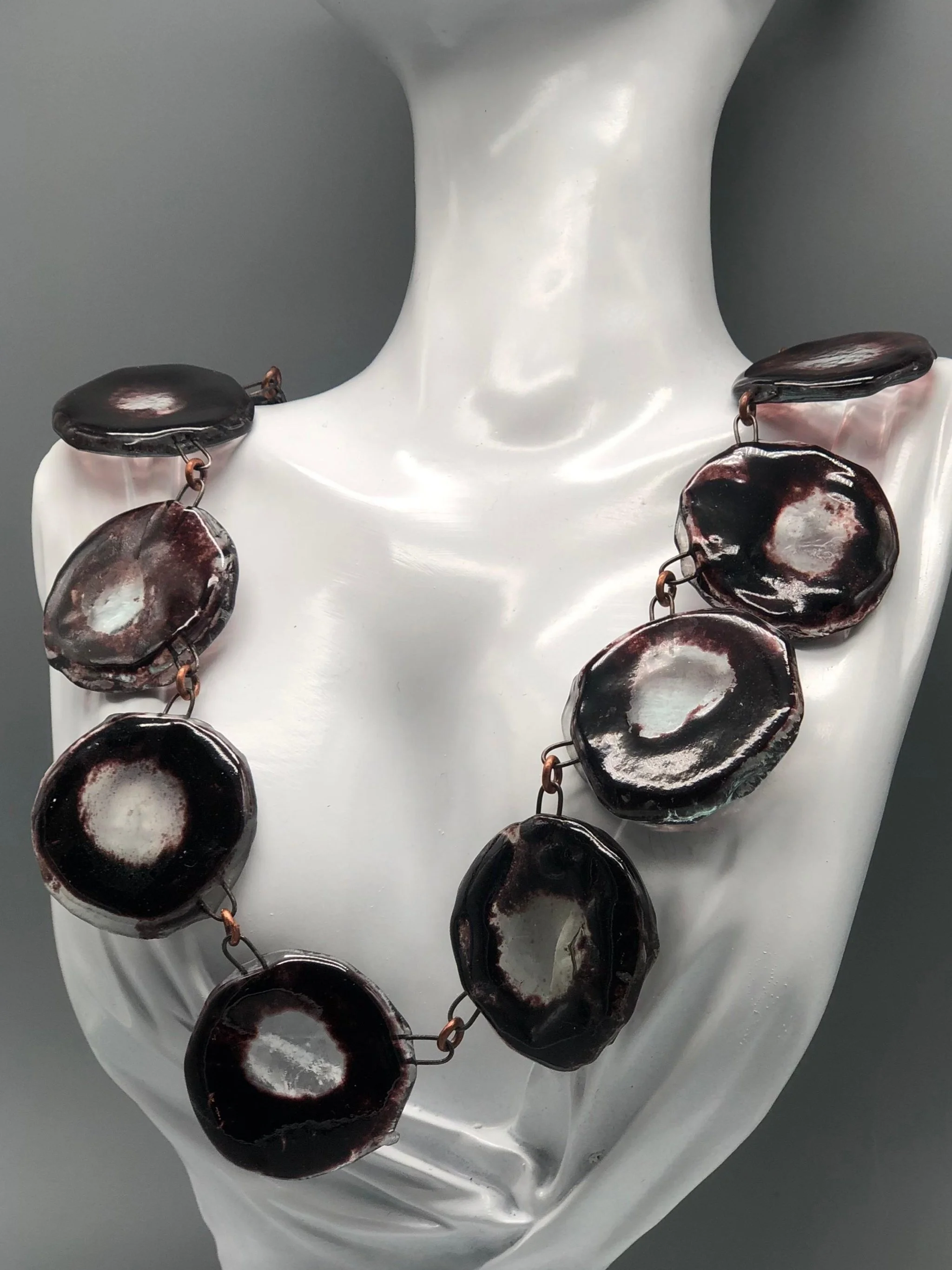 Manumara per Crepundia Gioielli Contemporanei. Collana in vetrofusione