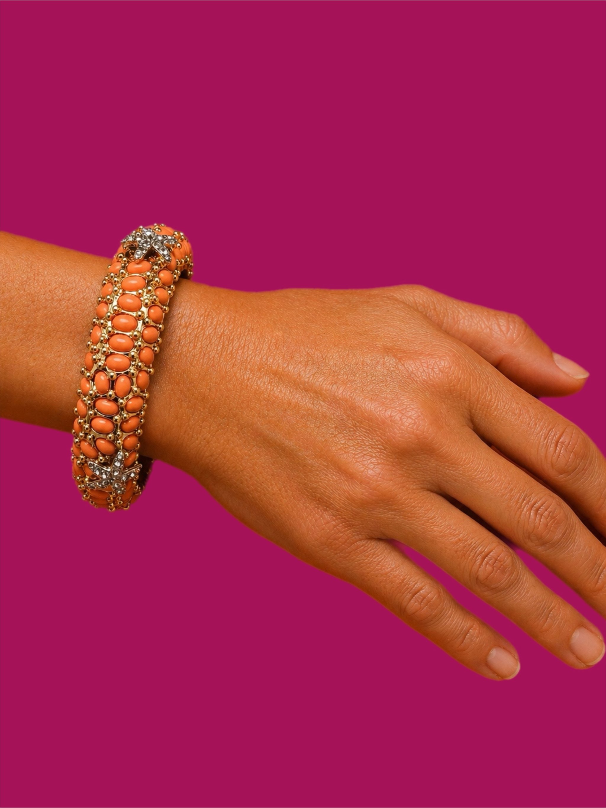 Kenneth Jay Lane coral-toned crystal bracelet worn on wrist, costume jewelry, Crepundia Gioielli Bologna
Bracciale Kenneth Jay Lane in cristalli tonalità corallo indossato al polso, costume jewelry, Crepundia Gioielli Bologna