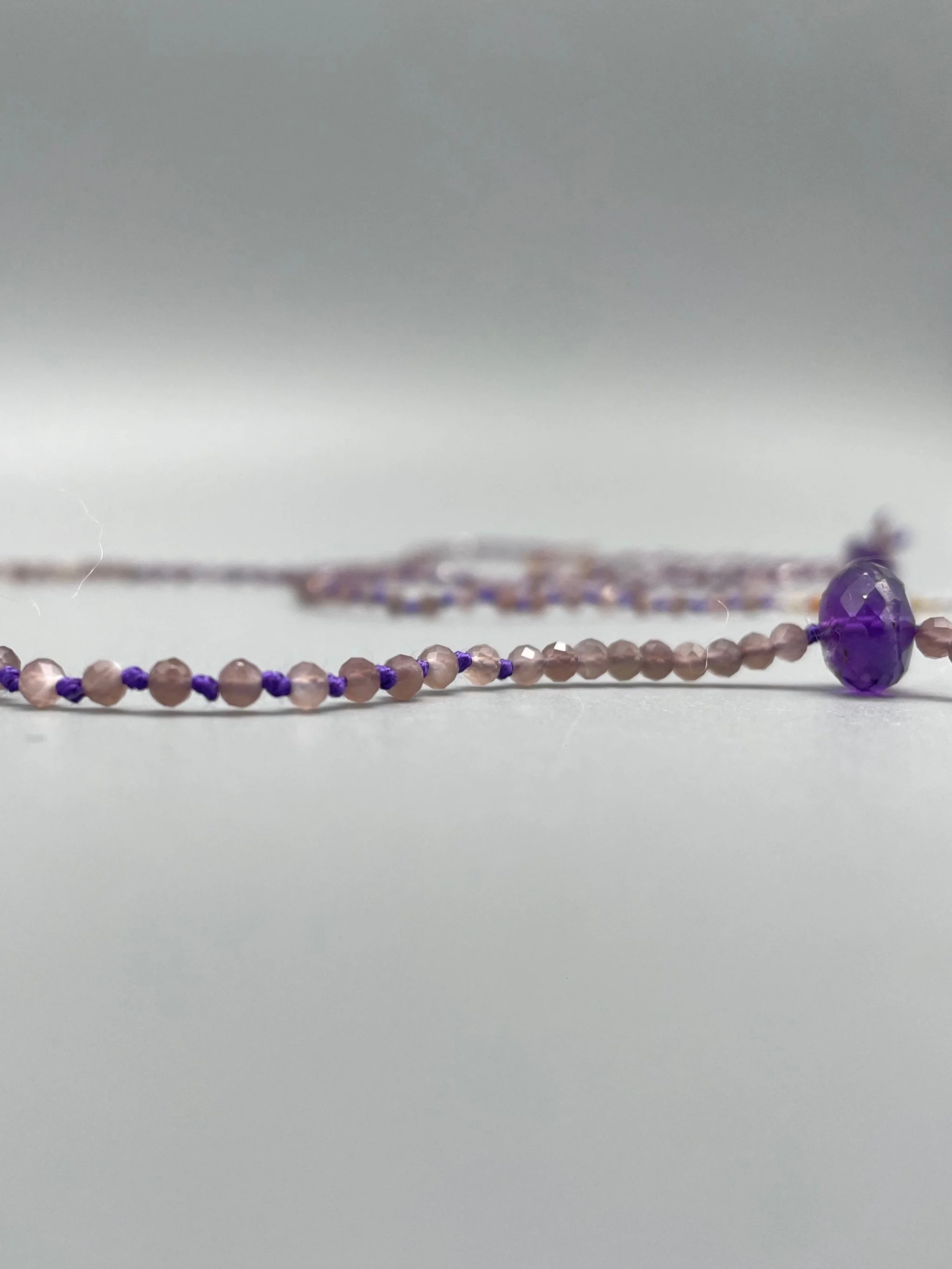 Collana Summer Crepundia in agata cherry e ametista con filo viola e chiusura in argento opaco — Crepundia Gioielli Crepundia Bologna