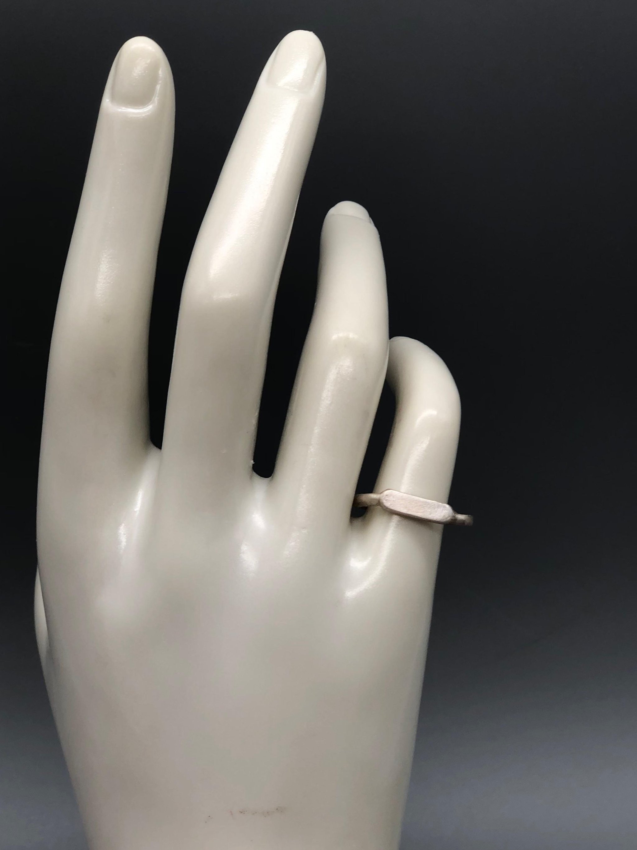 Anello Flat della collezione Minimal Shapes in argento 925, con sottile fascia irregolare ed elemento piatto frontale.