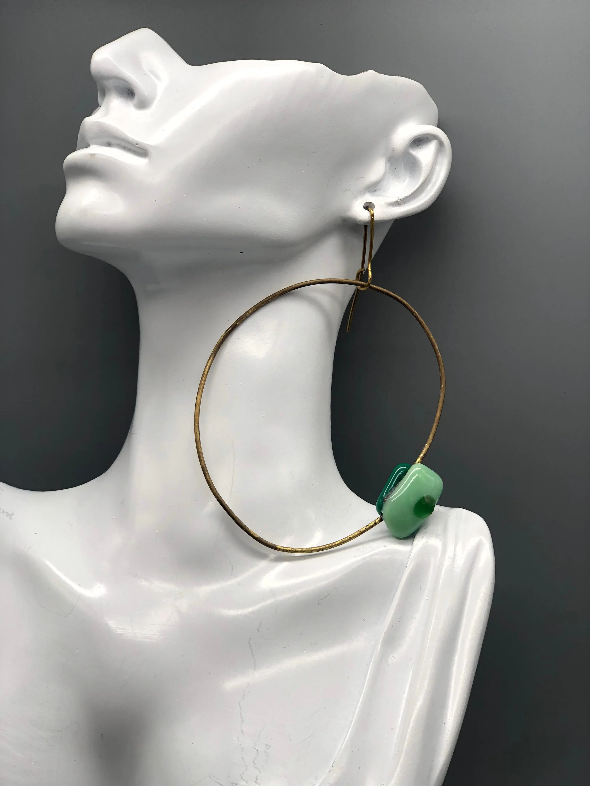 Manumara Arte Design — sculptural fused glass necklace available at Crepundia Gioielli Bologna.