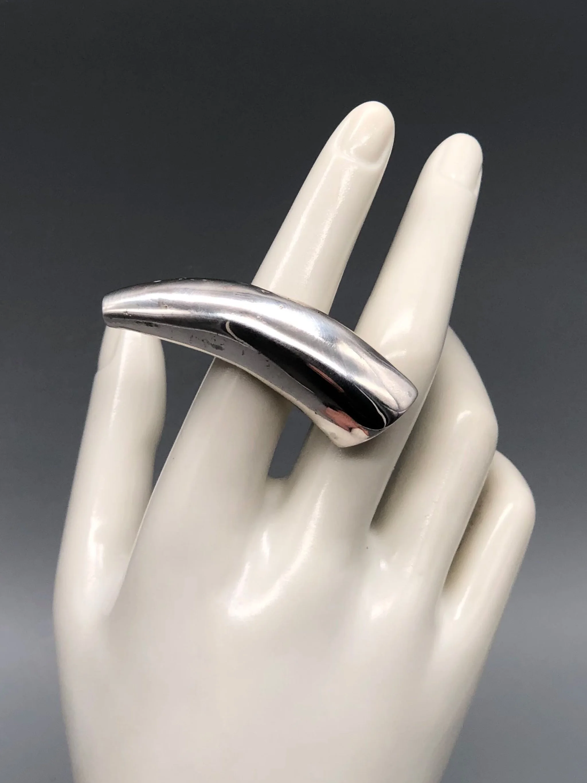 Anello Zanna di Ariadna Segafredo in argento, dalla forma organica e scultorea. Zanna sterling silver ring by Ariadna Segafredo, with an organic, sculptural form.
