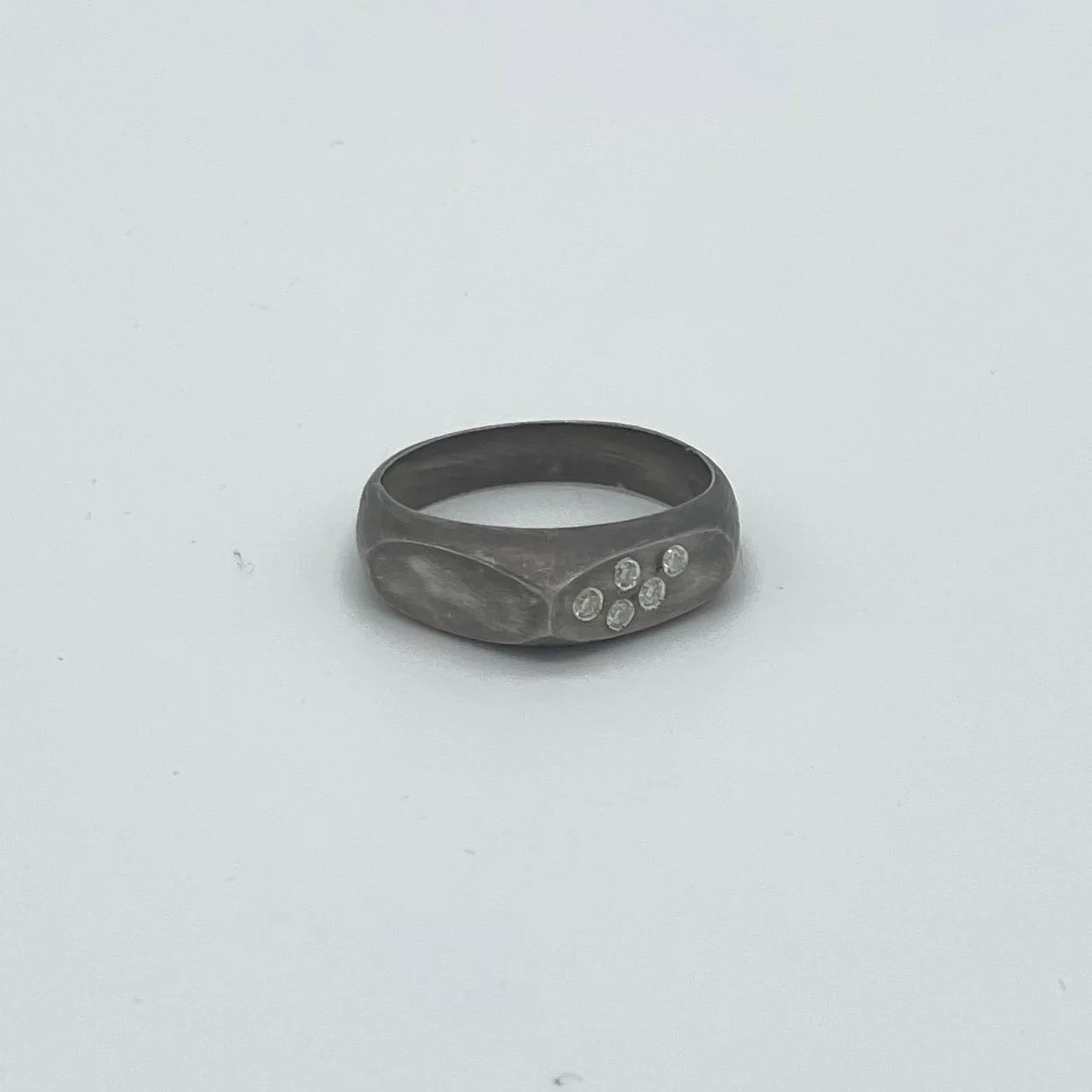 Anello Strike Dark in argento brunito scuro con diamanti, design deciso e moderno.