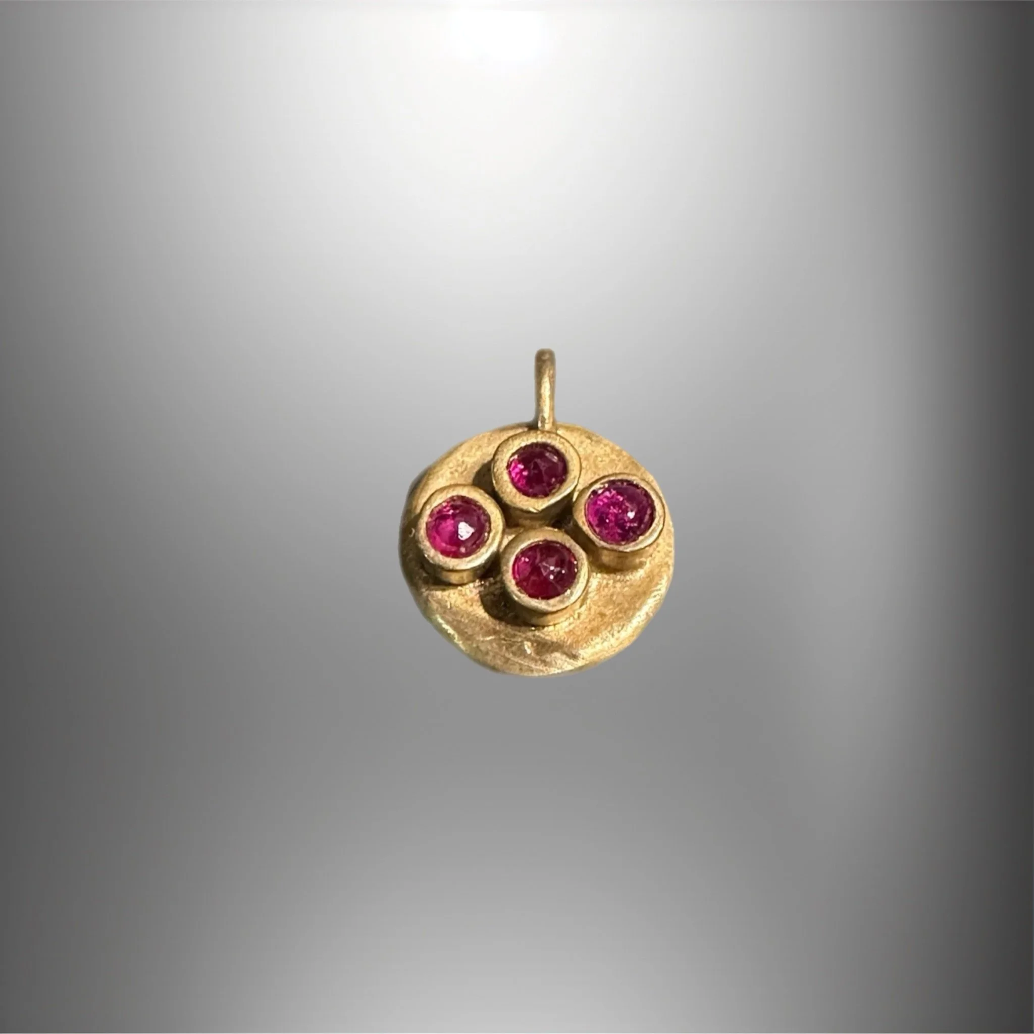 Pendente d'oro con cinque zirconi rossi