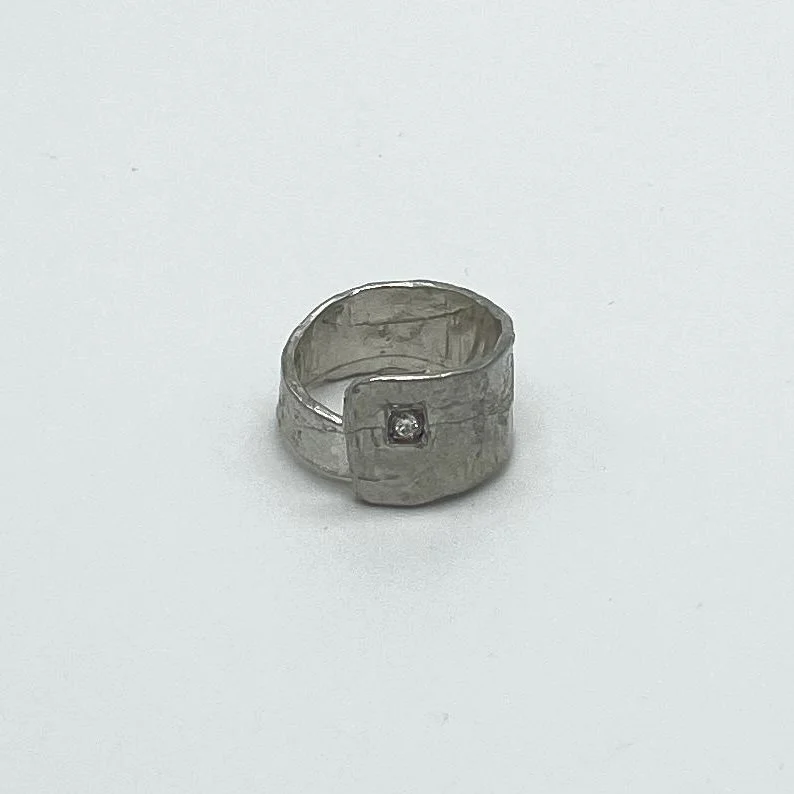 Anello Wilda in argento con diamante Crepundia Gioielli, design materico ed essenziale.