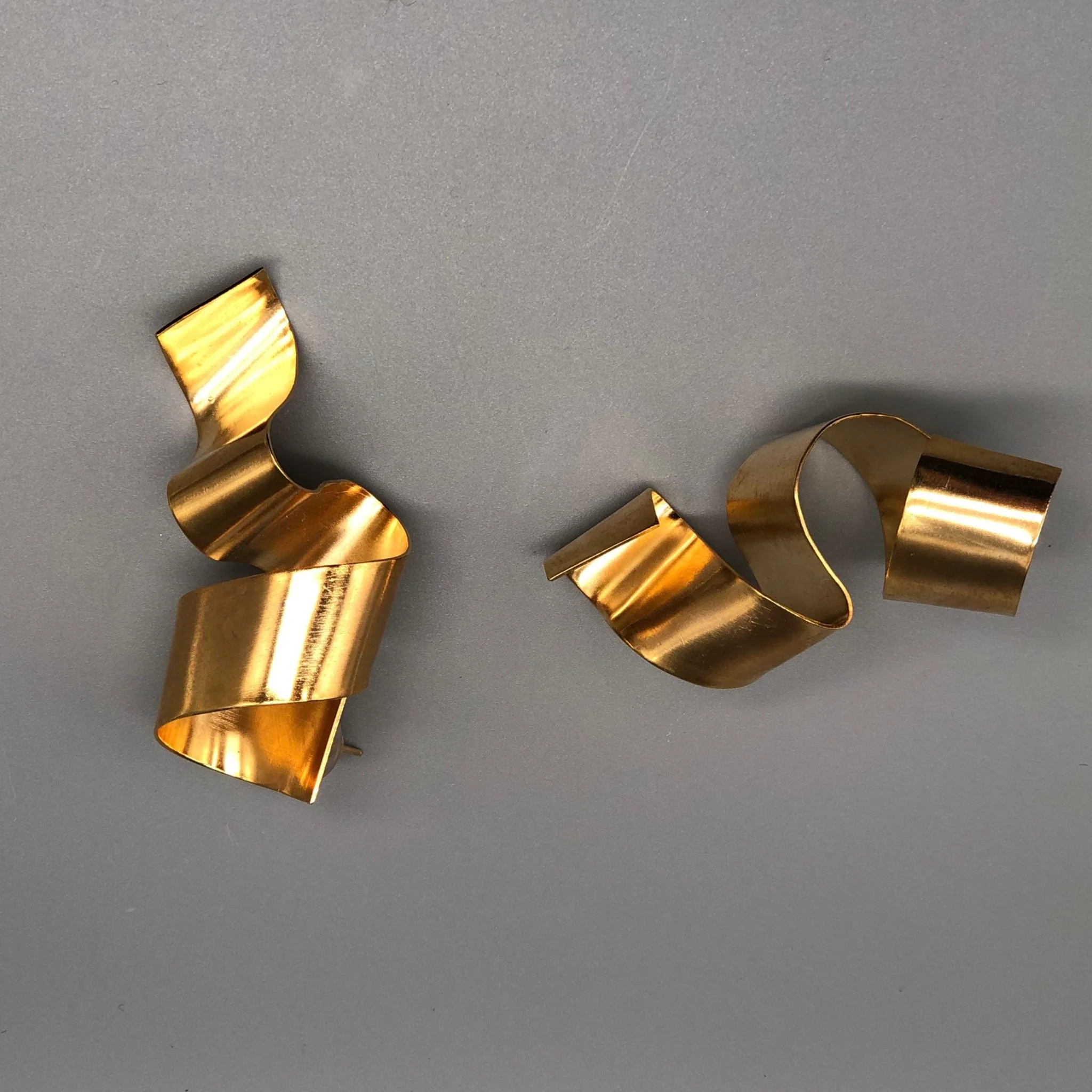 Orecchini Ribbon Cacu Lab ottone placcato oro 18 carati design scultoreo Crepundia Gioielli — Crepundia Bologna