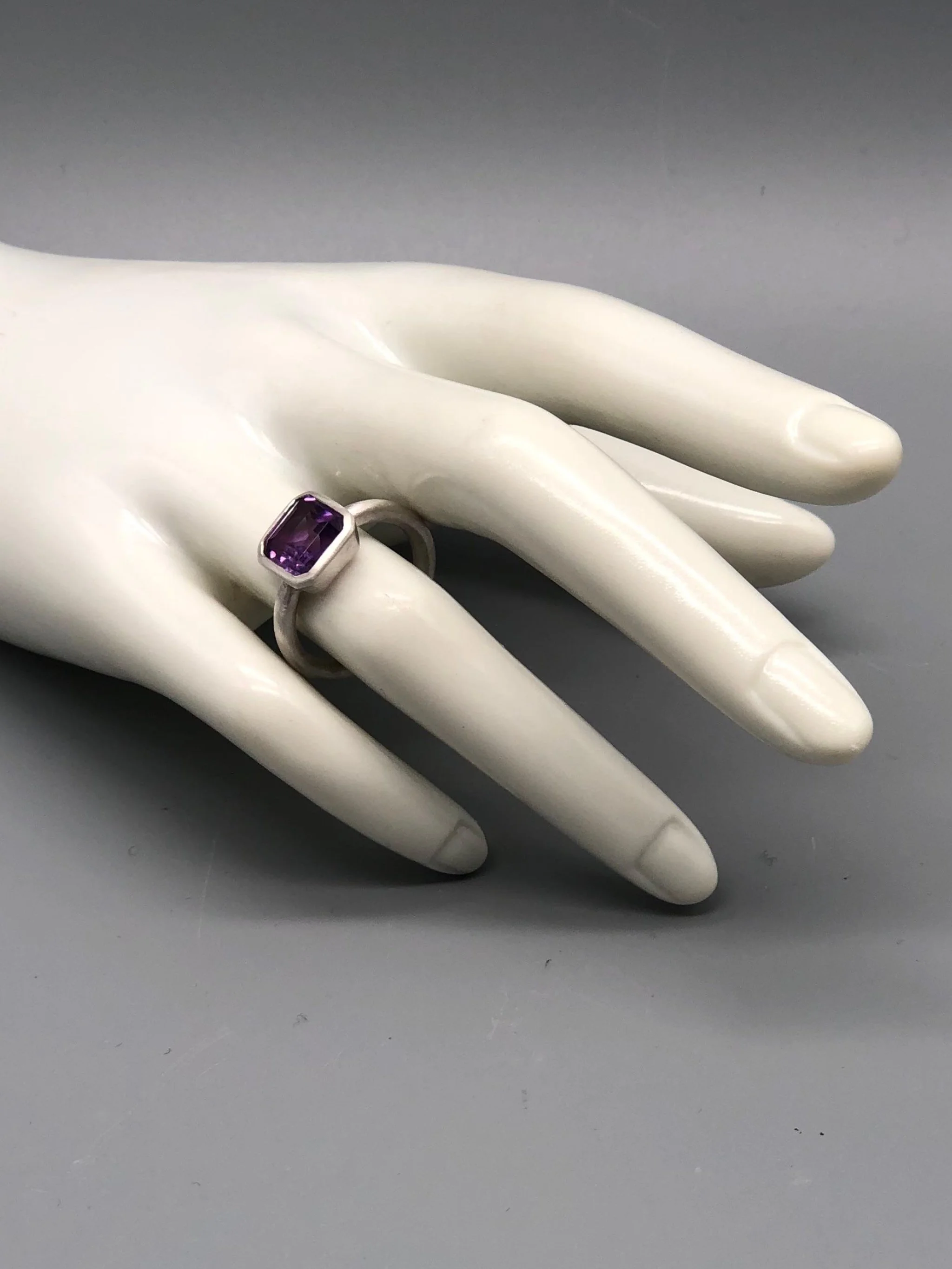 Purple in White ring in matte sterling silver with amethyst quartz, contemporary ring Crepundia Gioielli Bologna
