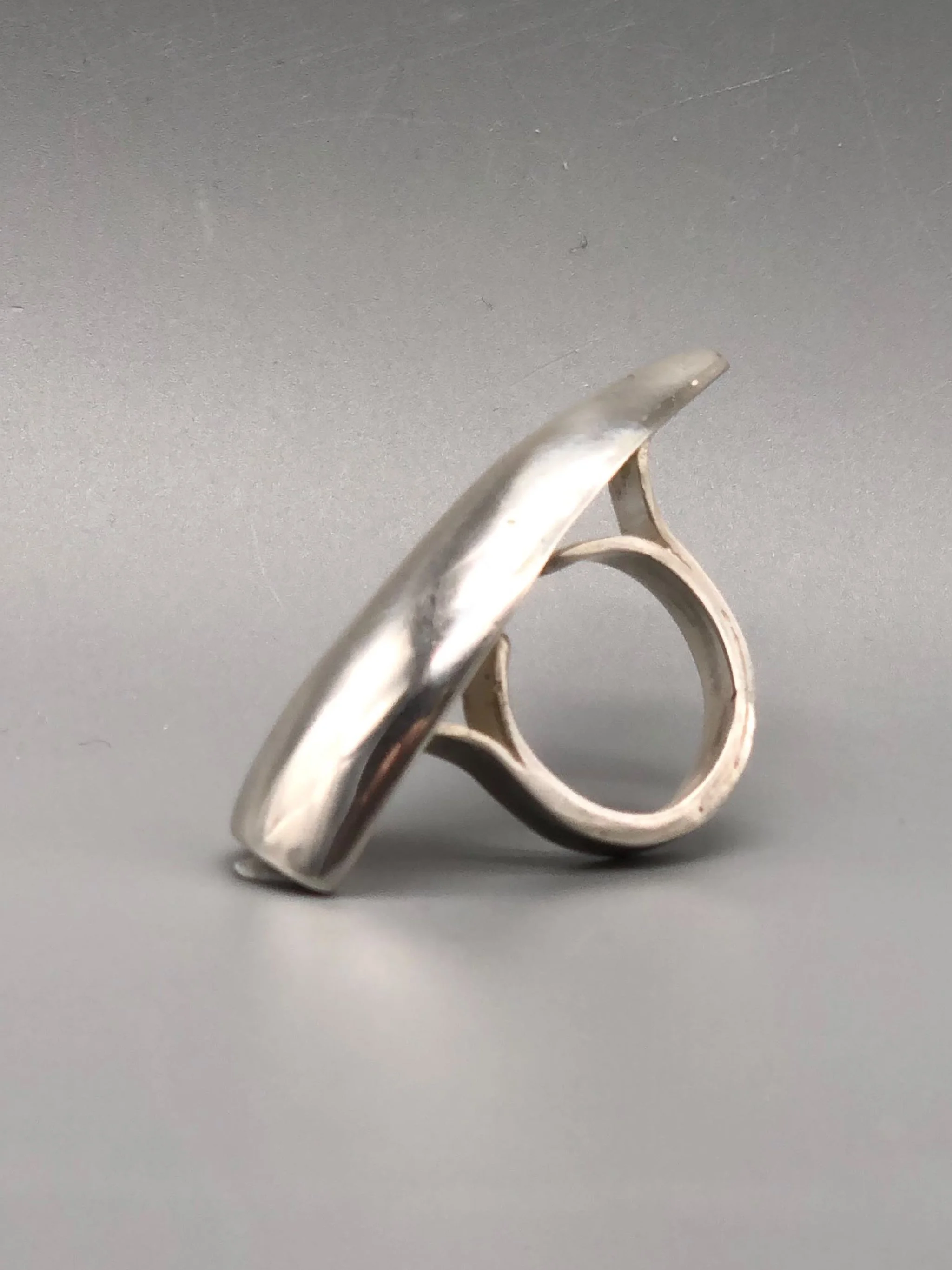 Anello Zanna di Ariadna Segafredo in argento, dalla forma organica e scultorea. Zanna sterling silver ring by Ariadna Segafredo, with an organic, sculptural form.