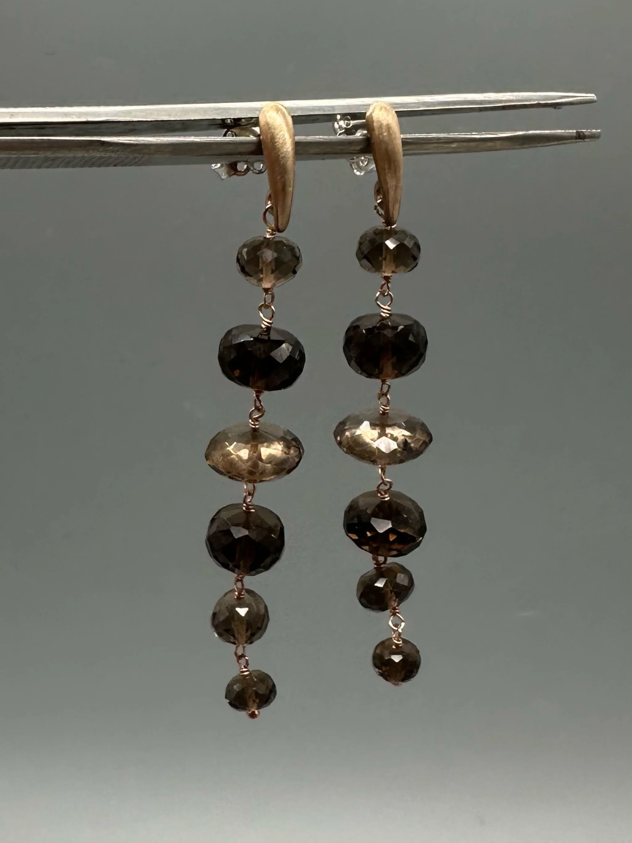 Orecchini Bold Quarzo Fumé con pietre naturali brune sfaccettate disposte in verticale. Bold Smoky Quartz earrings with vertically arranged faceted brown gemstones.