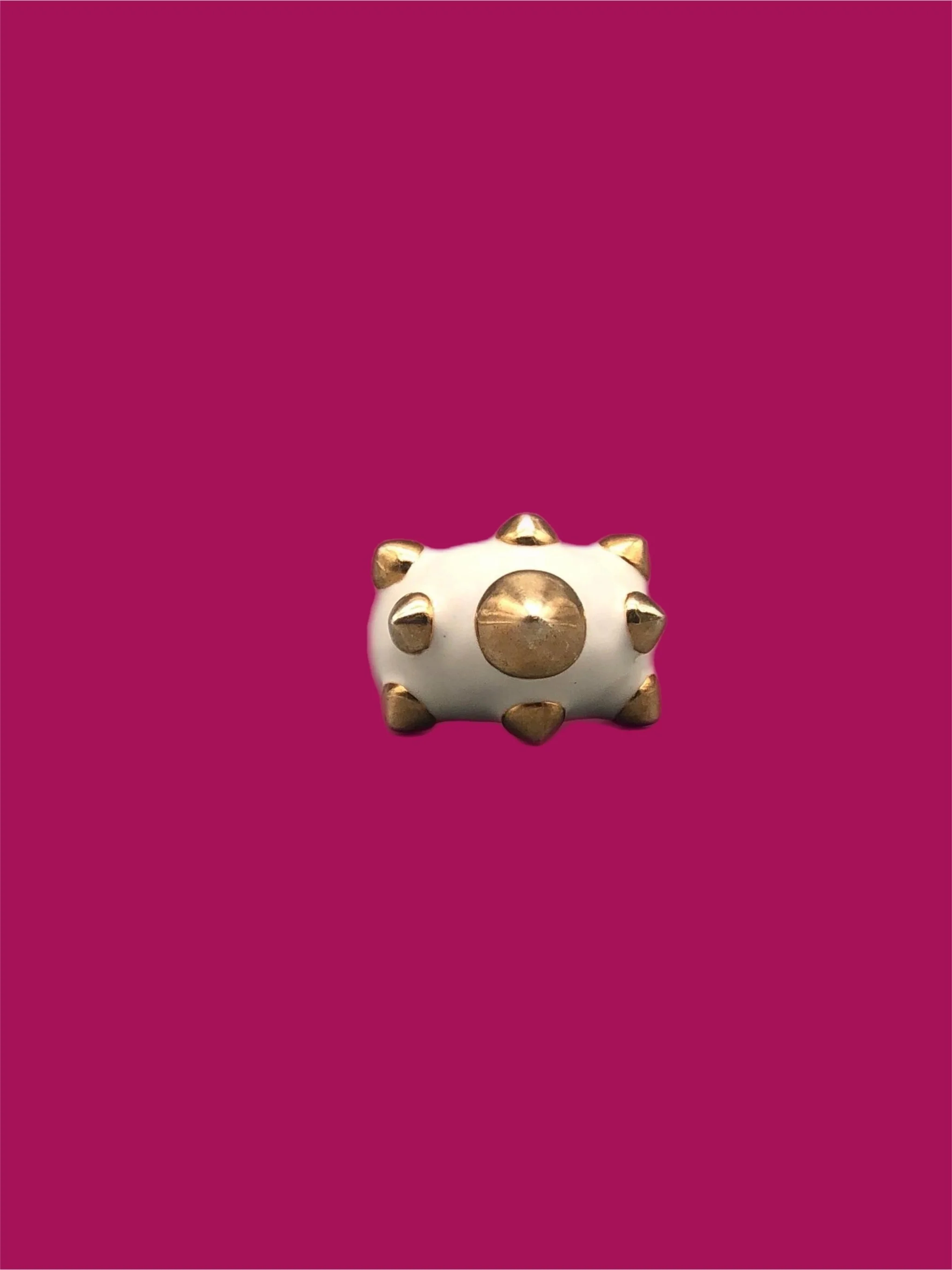 Kenneth Jay Lane enamel ring in gold-tone metal, costume jewelry, Crepundia Gioielli Bologna
Anello Kenneth Jay Lane in smalto e metallo dorato, costume jewelry, Crepundia Gioielli Bologna