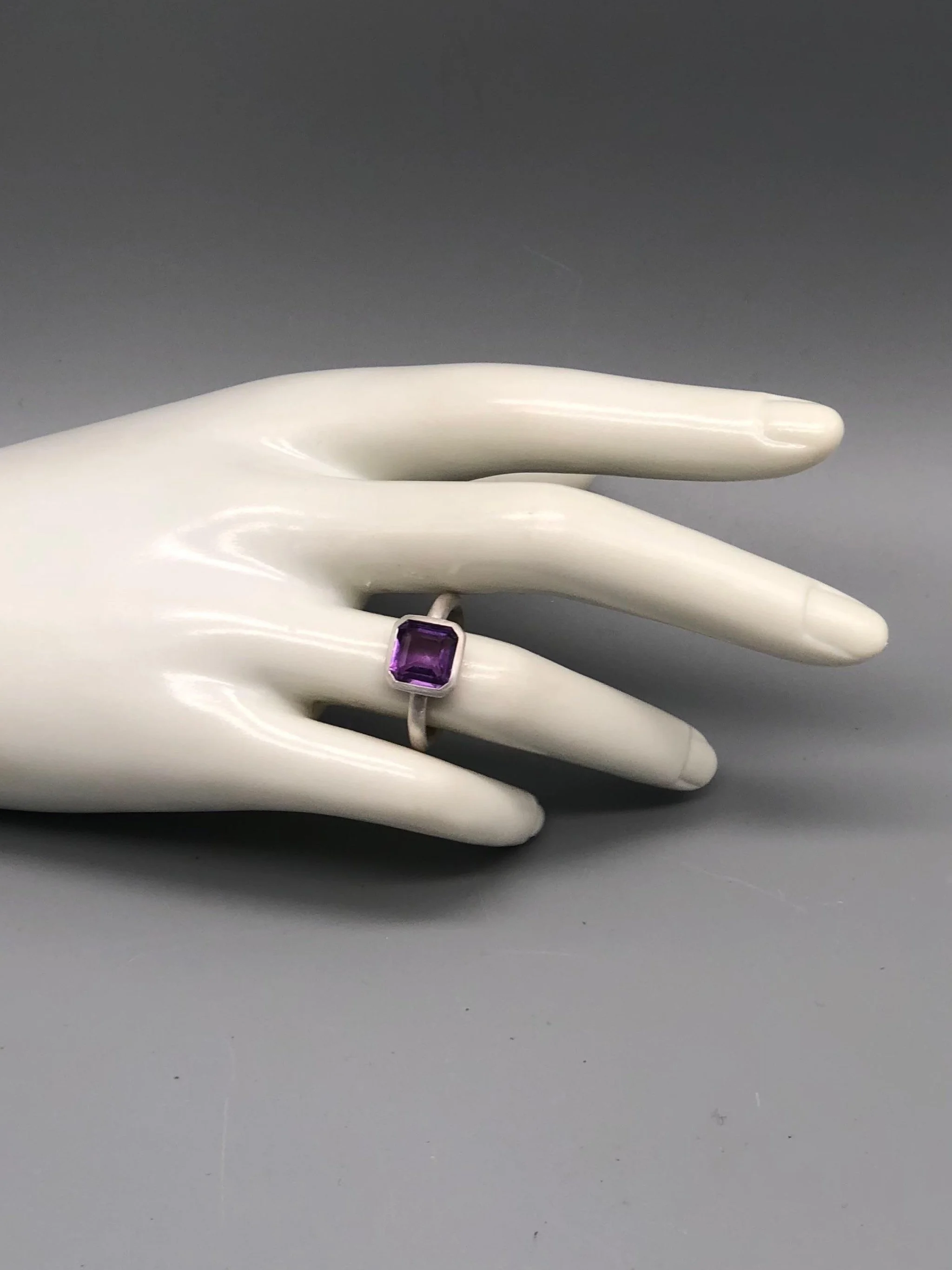 Purple in White ring in matte sterling silver with amethyst quartz, contemporary ring Crepundia Gioielli Bologna