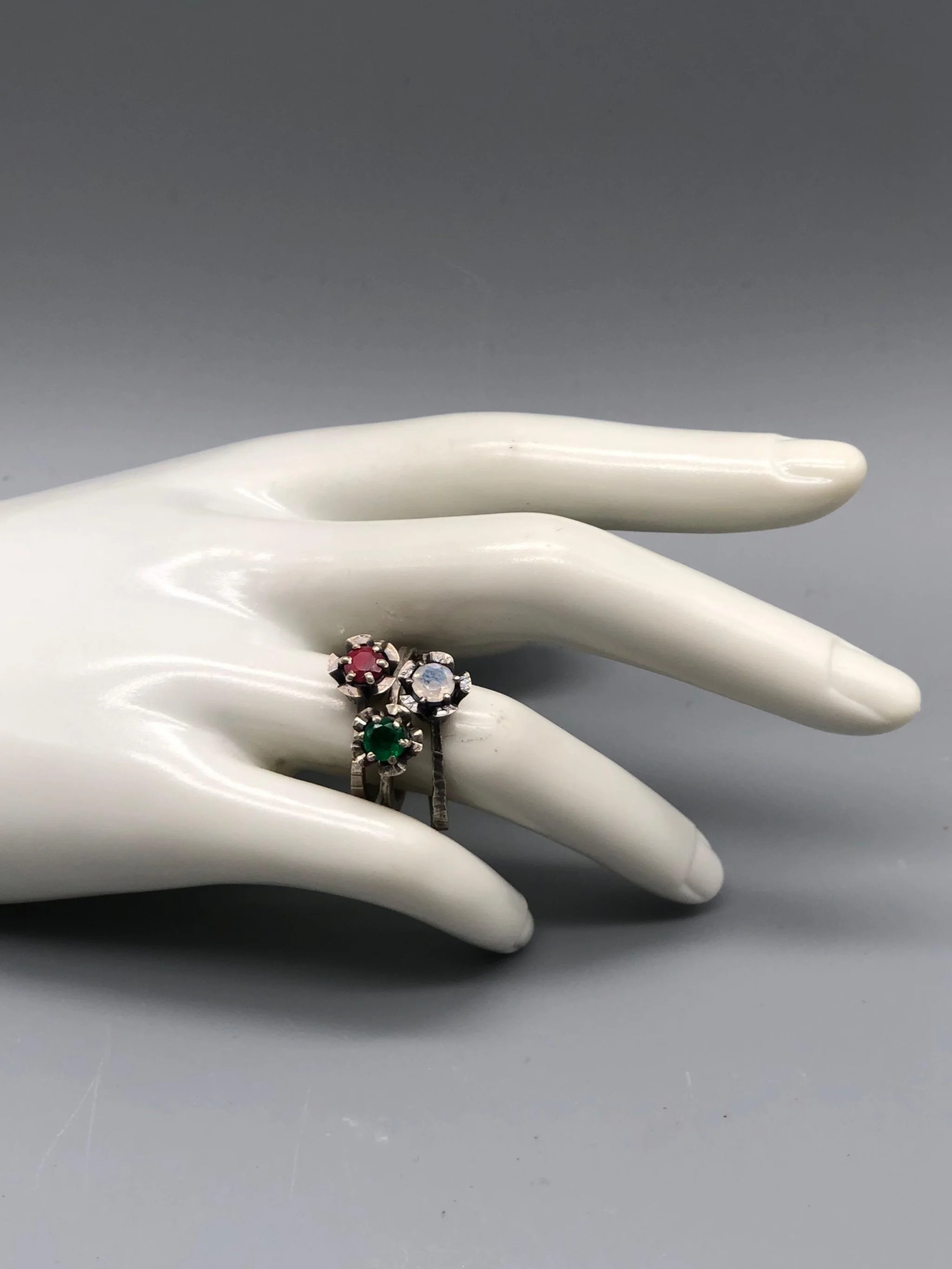 Contemporah Margarita rings in sterling silver with green quartz, ruby paste, onyx, moonstone and chalcedony — Crepundia Gioielli Bologna