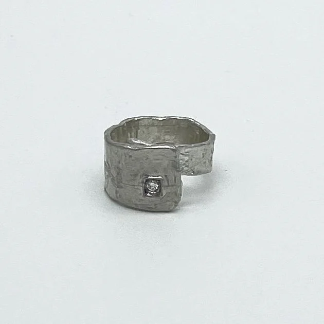 Anello Wilda in argento con diamante Crepundia Gioielli, design materico ed essenziale.