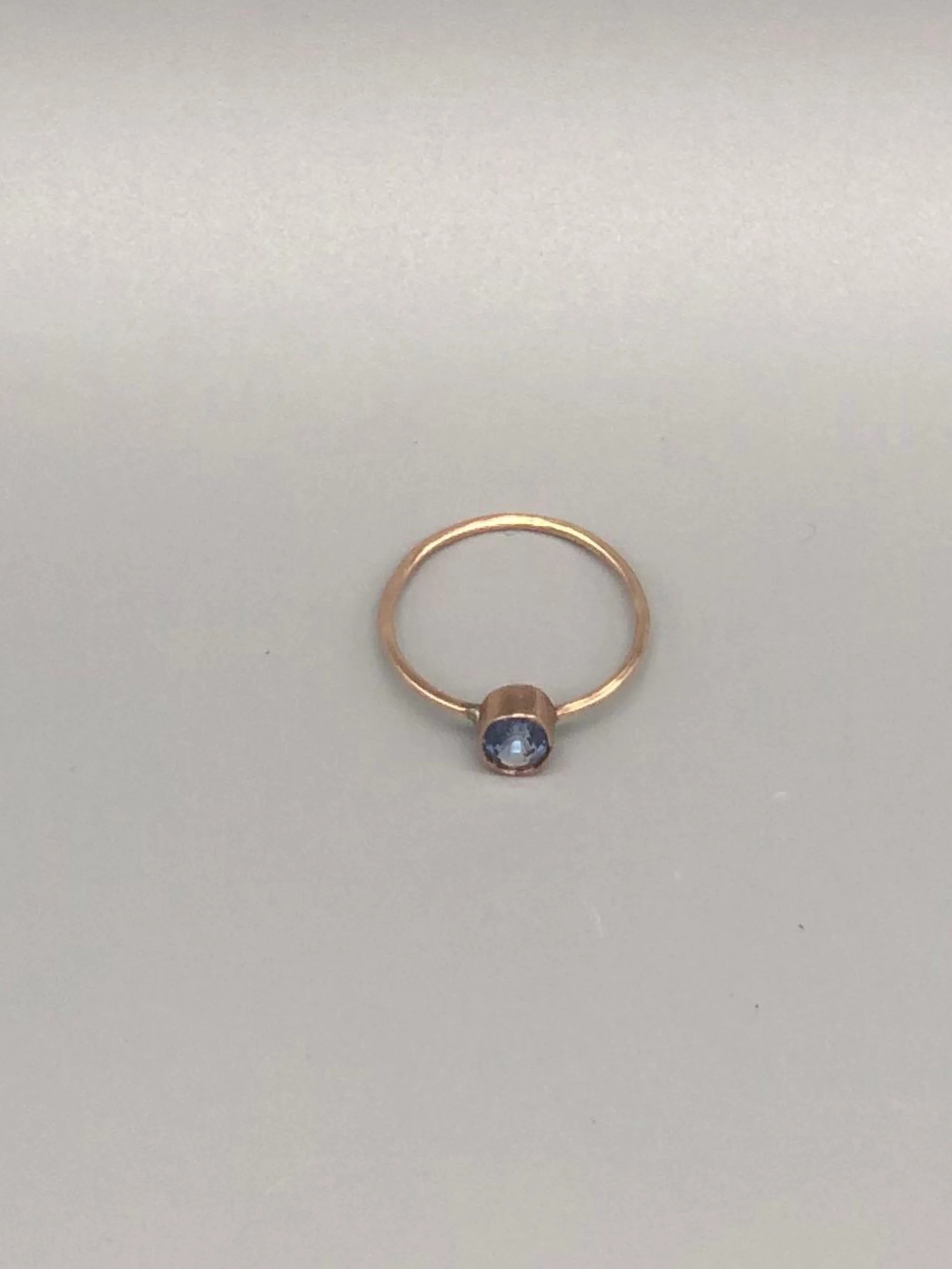 Anello in oro 14 carati con zaffiro azzurro Ceylon taglio ovale – Maria Gioielli – Crepundia Gioielli Bologna