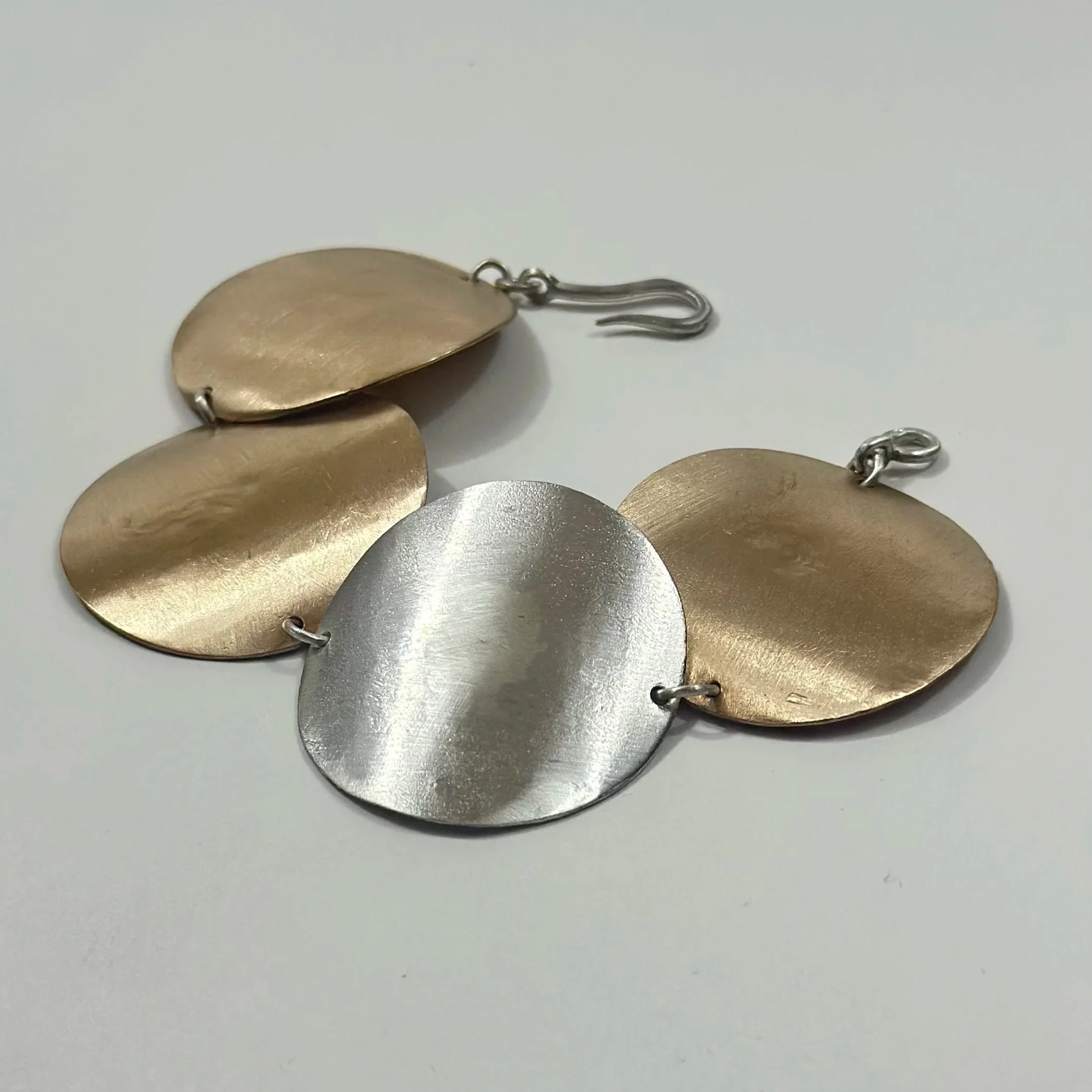 Bracciale Dischi in bronzo e argento brunito della collezione Essentia, design grafico e ritmico