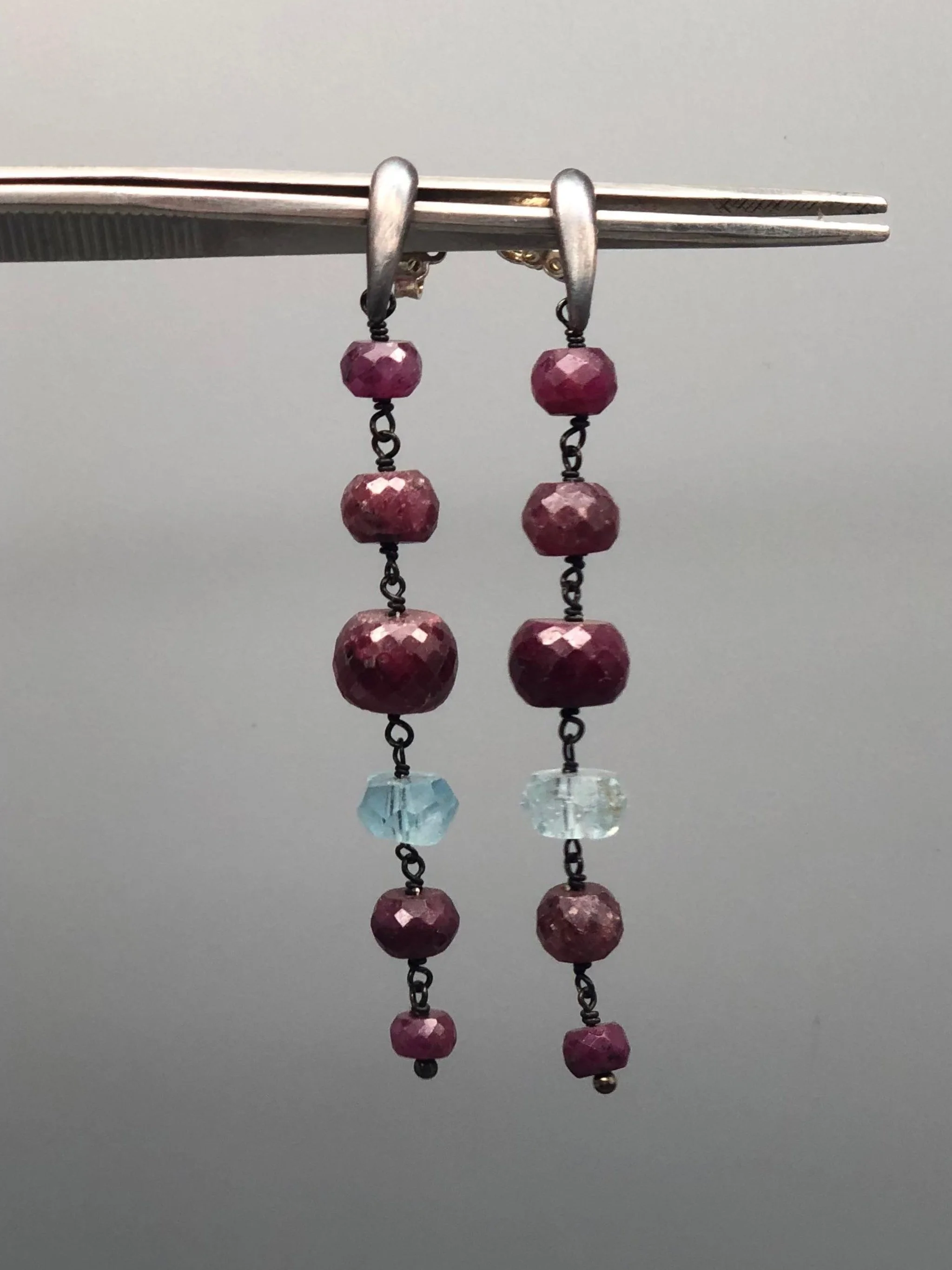 Still Drops 45 earrings by Crepundia Gioielli Bologna in oxidized sterling silver with ruby root and aquamarine gemstones