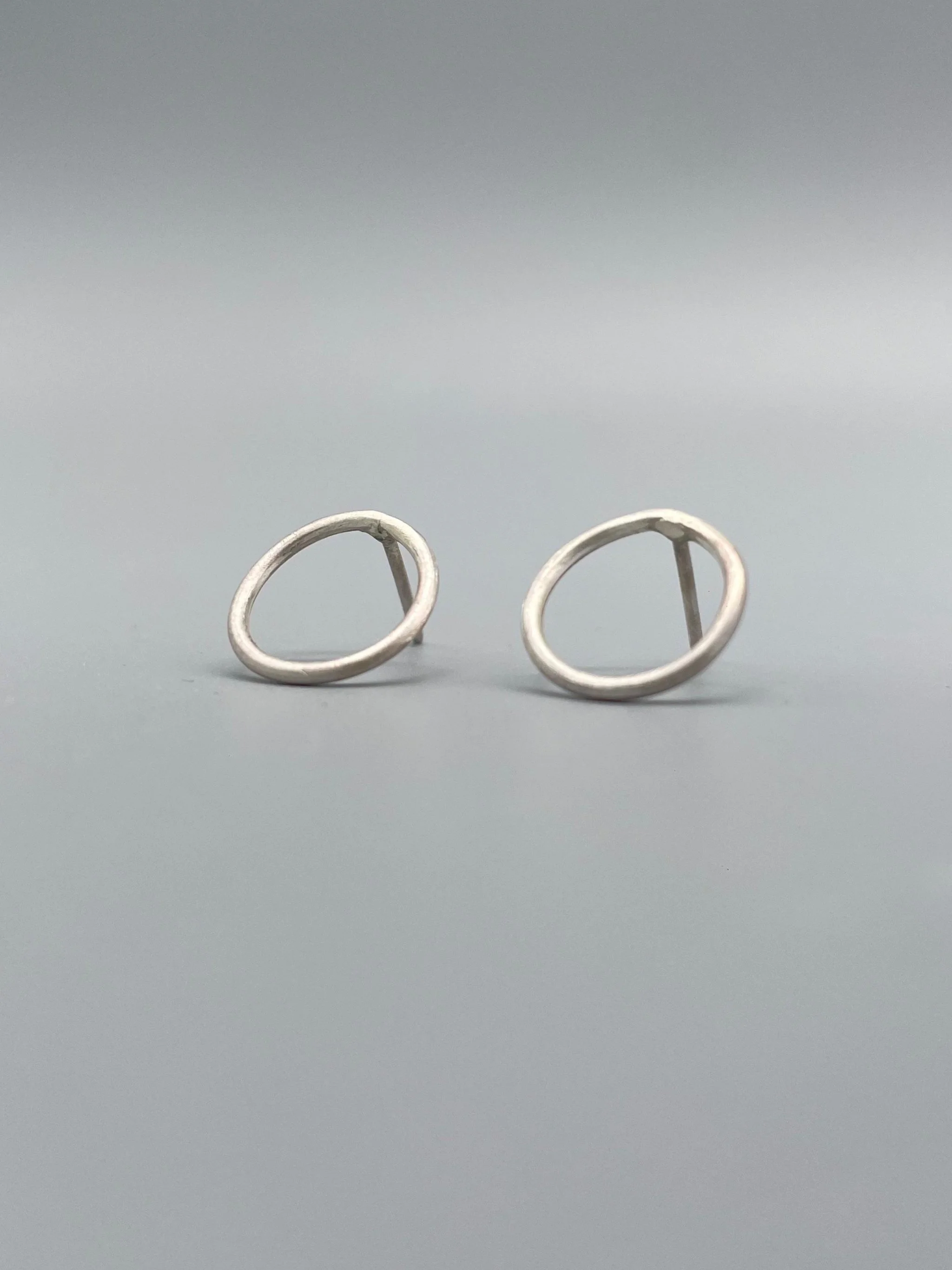 Orecchini in argento Mini Hoops Huggie. Crepundia Gioielli. Design minimalista