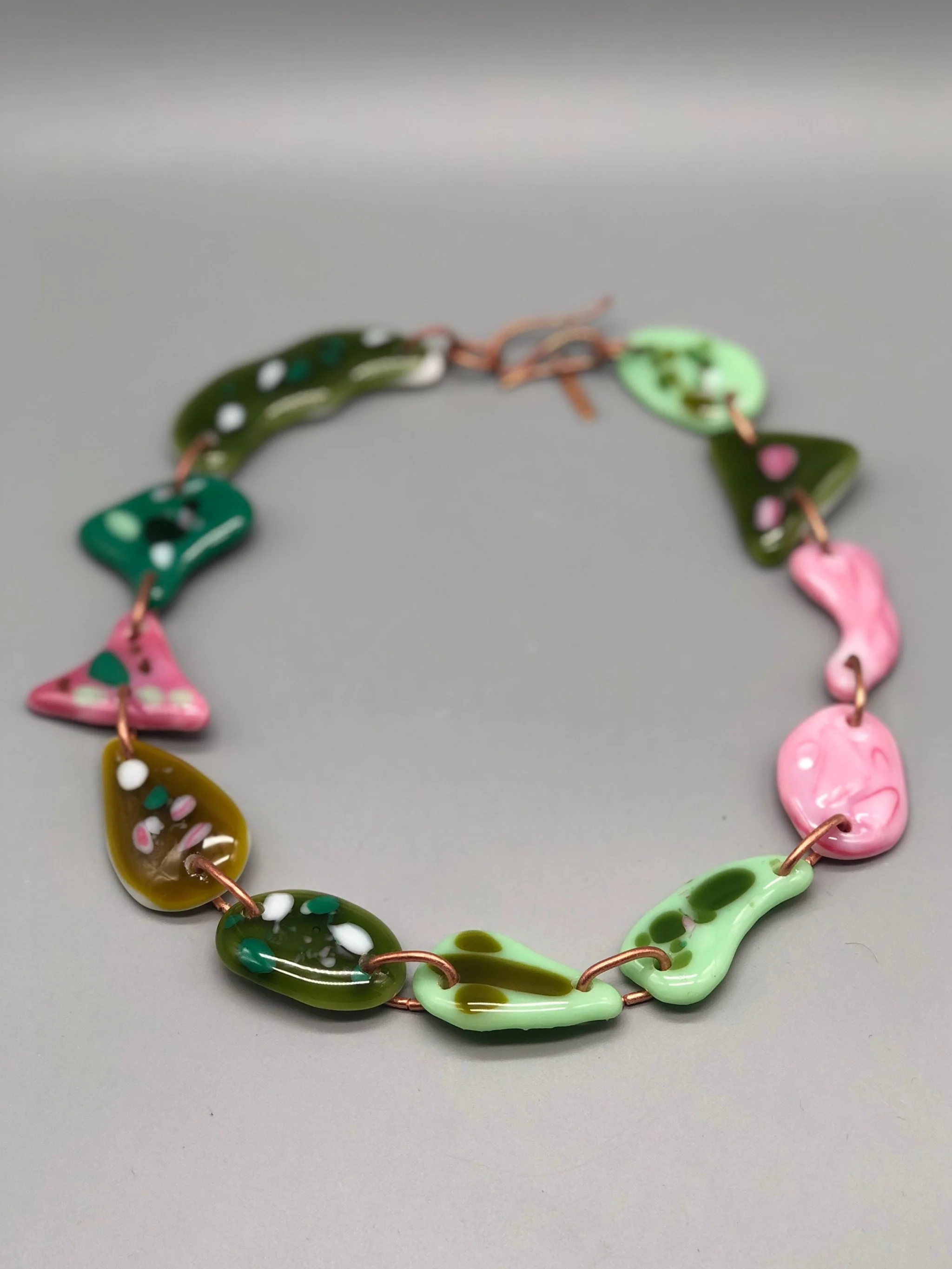 Manumara Murano glass and copper necklace in green and pink for Crepundia Gioielli Bologna. / Collana Manumara in vetro Murano e rame verde e rosa per Crepundia Gioielli Bologna.