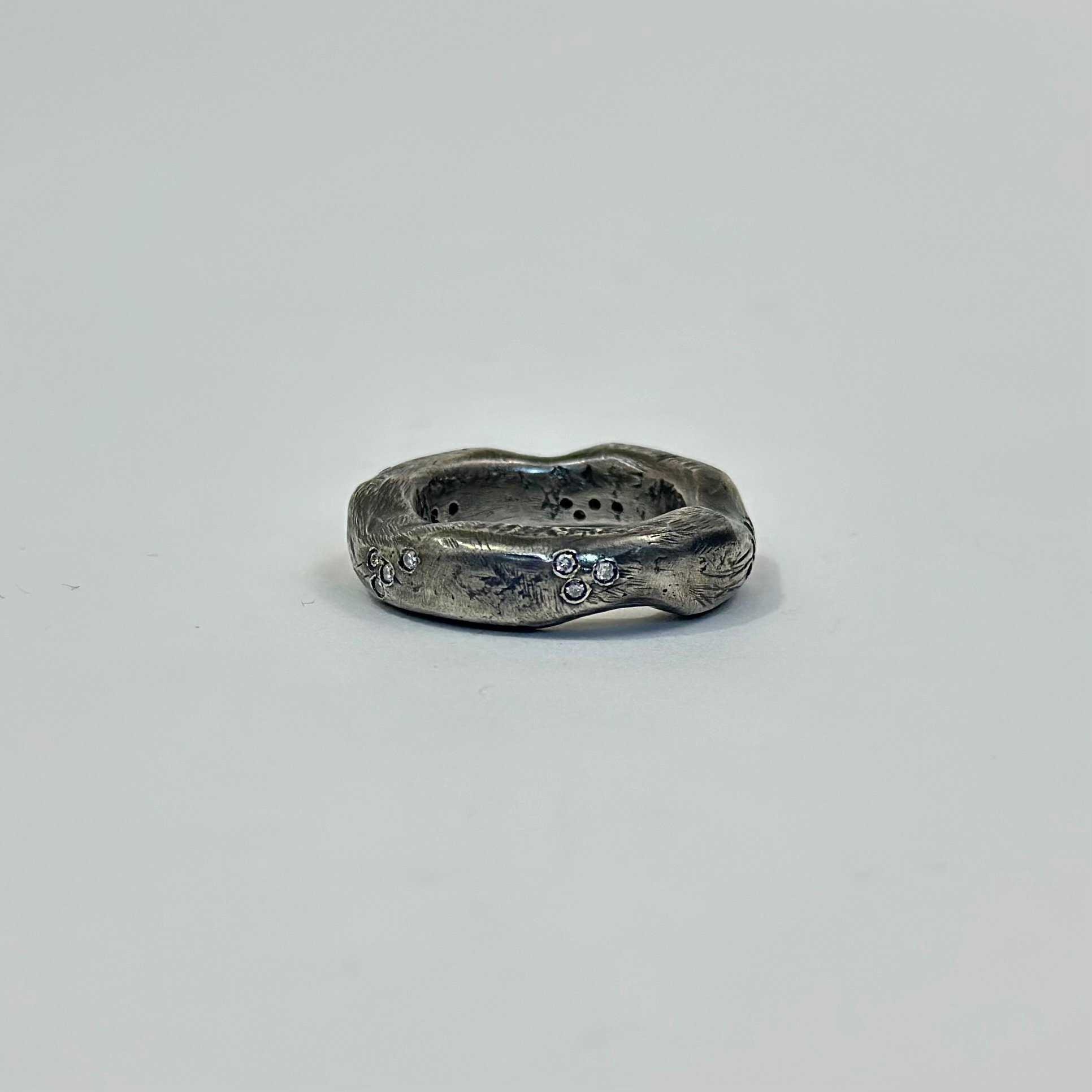Anello Lingotto in argento brunito 925 con diamanti Crepundia Gioelli
