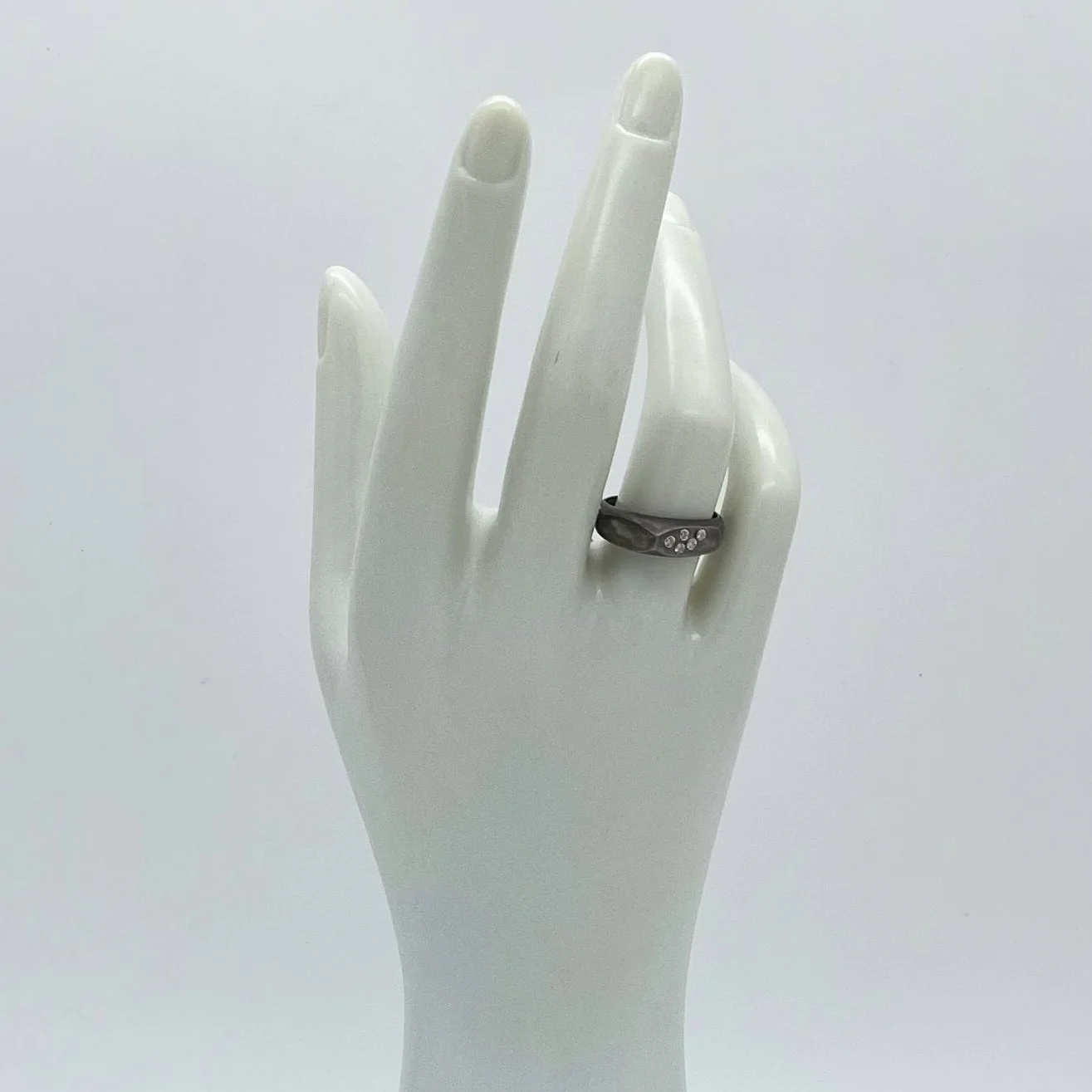 Anello Strike Dark in argento brunito scuro con diamanti, design deciso e moderno.