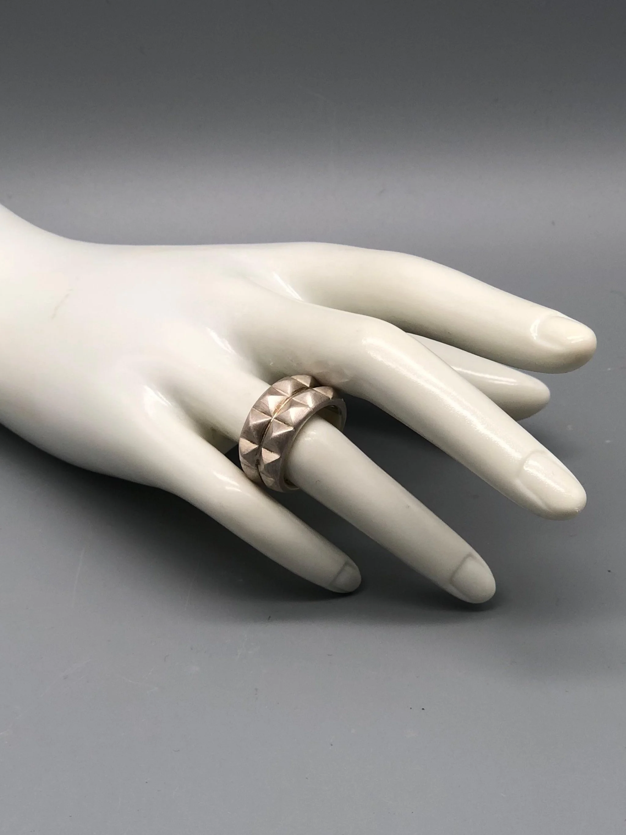 Frieze Two Lines ring by Sonja Markhoff Artistic Jewelry in matte sterling silver with double band geometric structure — Crepundia Gioielli Bologna