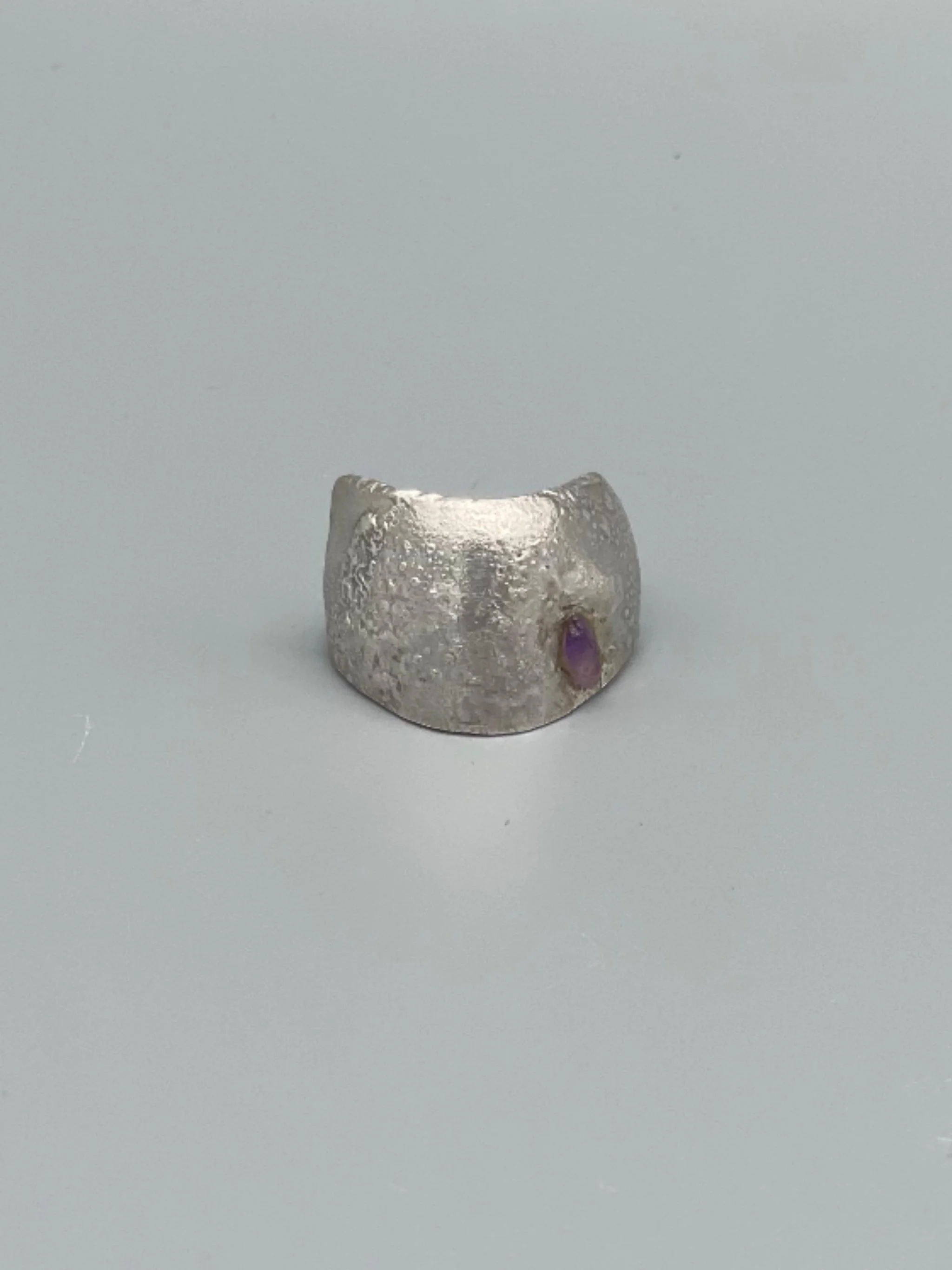 Destello de Amatista by Liz Huberman for Crepundia Gioielli Bologna, matte sterling silver ring with amethyst.
