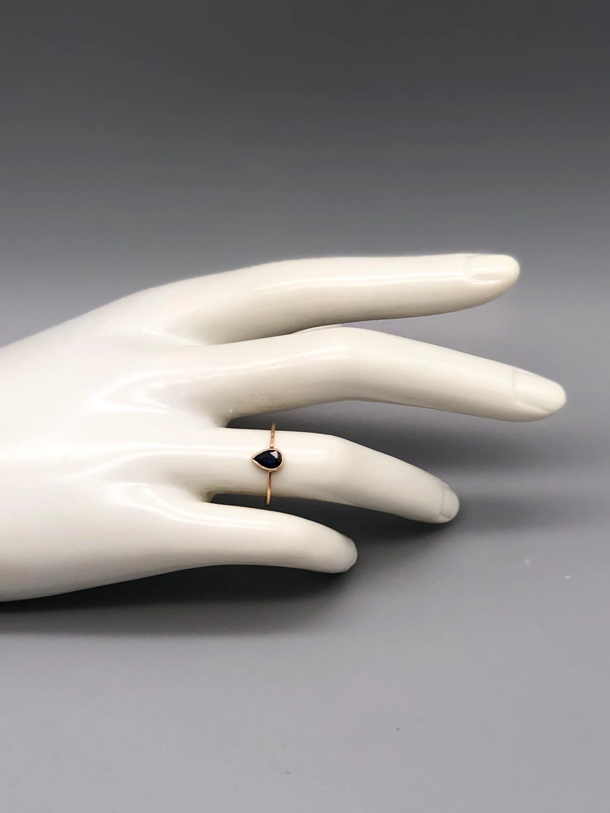Pear-shaped sapphire ring in 14k gold worn on hand — Maria Gioielli, Crepundia Bologna