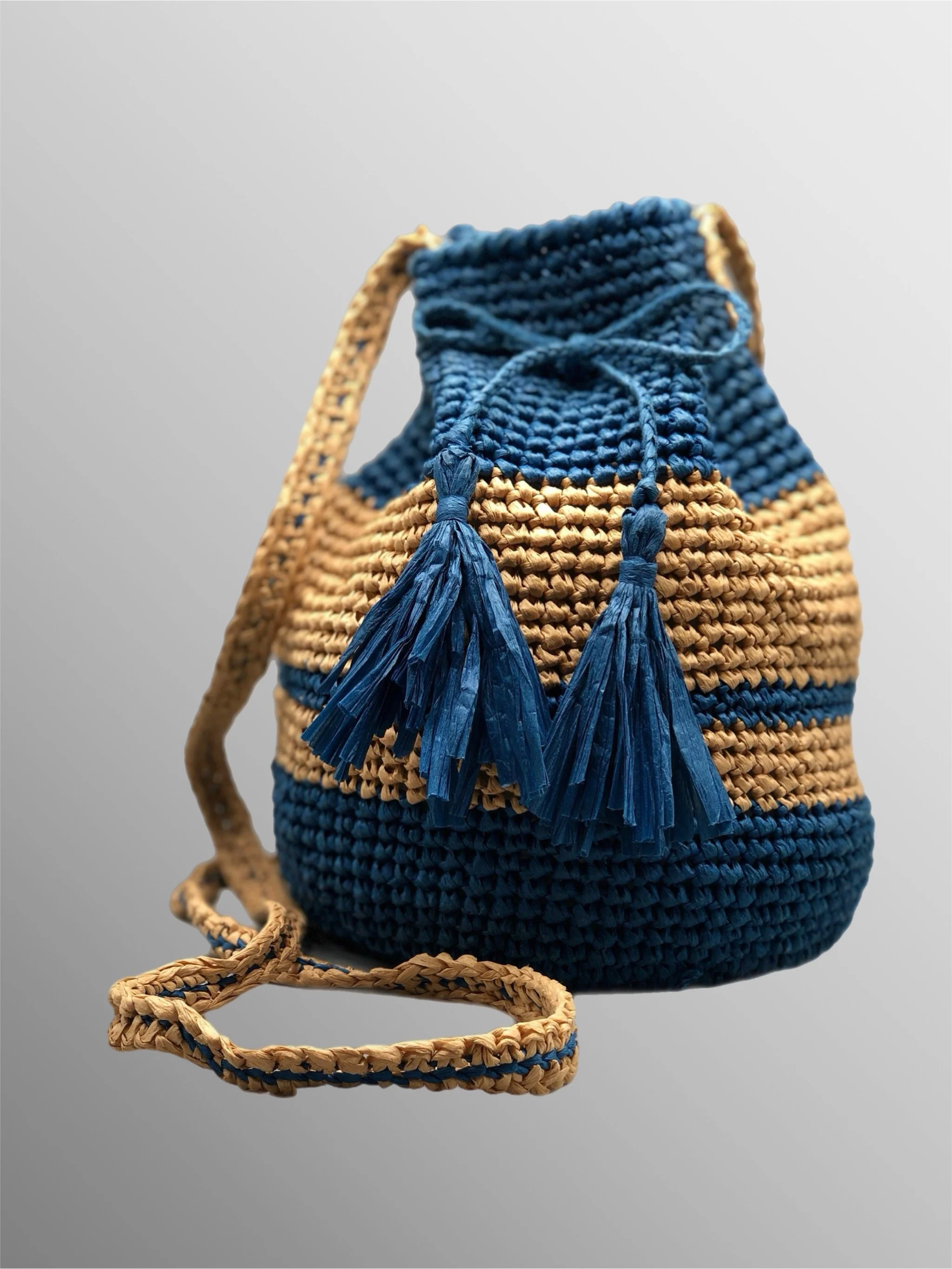 Blue and natural raffia bucket bag with tassels, Crepundia Gioielli Bologna / Borsa secchiello in rafia blu e naturale con nappine, Crepundia Gioielli Bologna