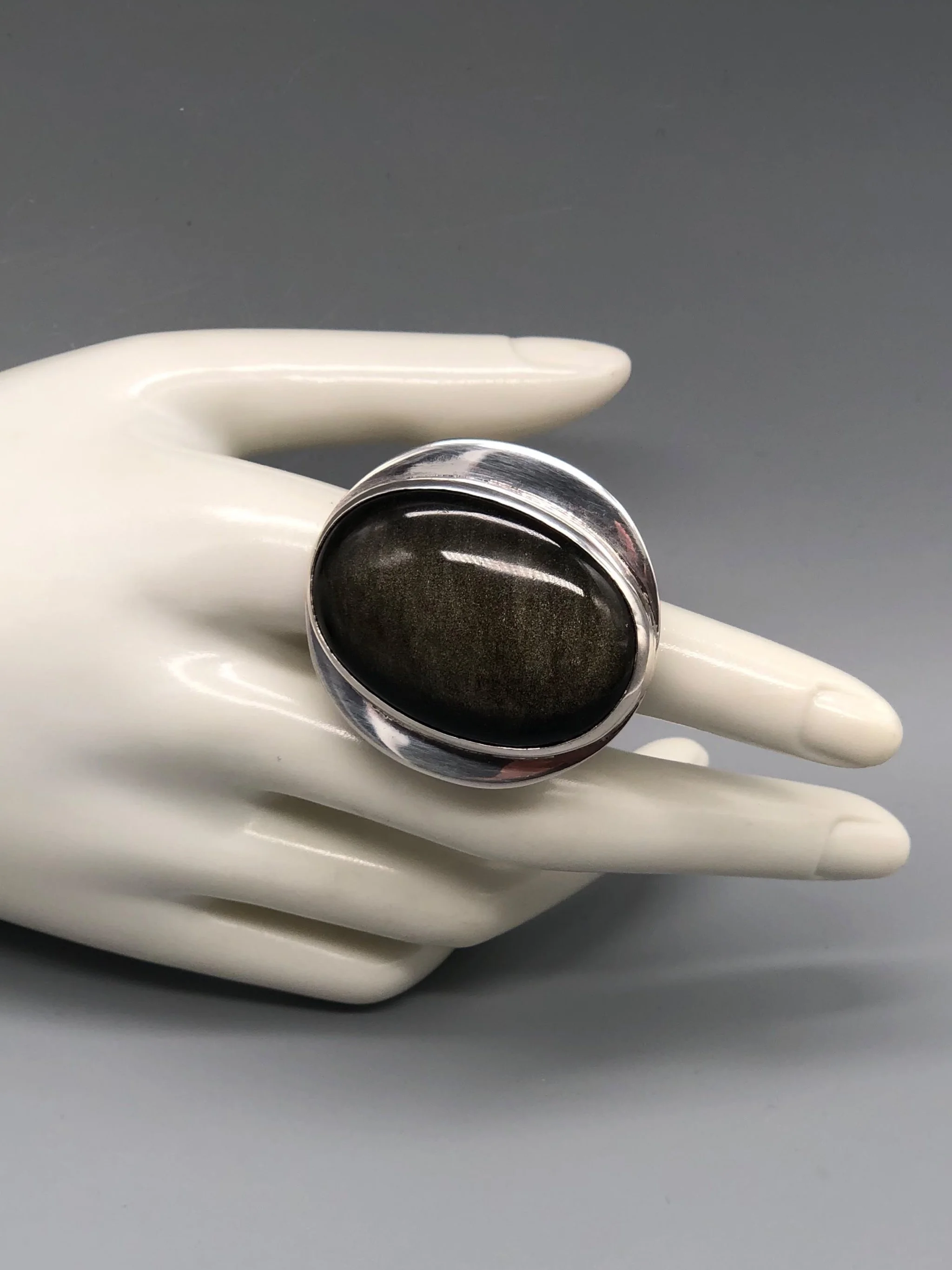 Ariadna Segafredo, Anello Ossidiana, presso Crepundia Gioielli