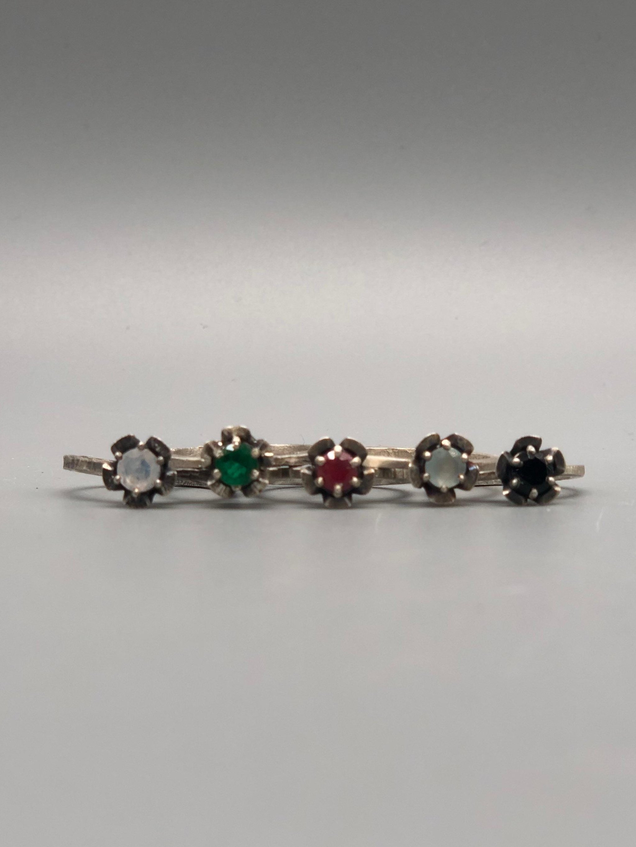 Contemporah Margarita rings in sterling silver with green quartz, ruby paste, onyx, moonstone and chalcedony — Crepundia Gioielli Bologna