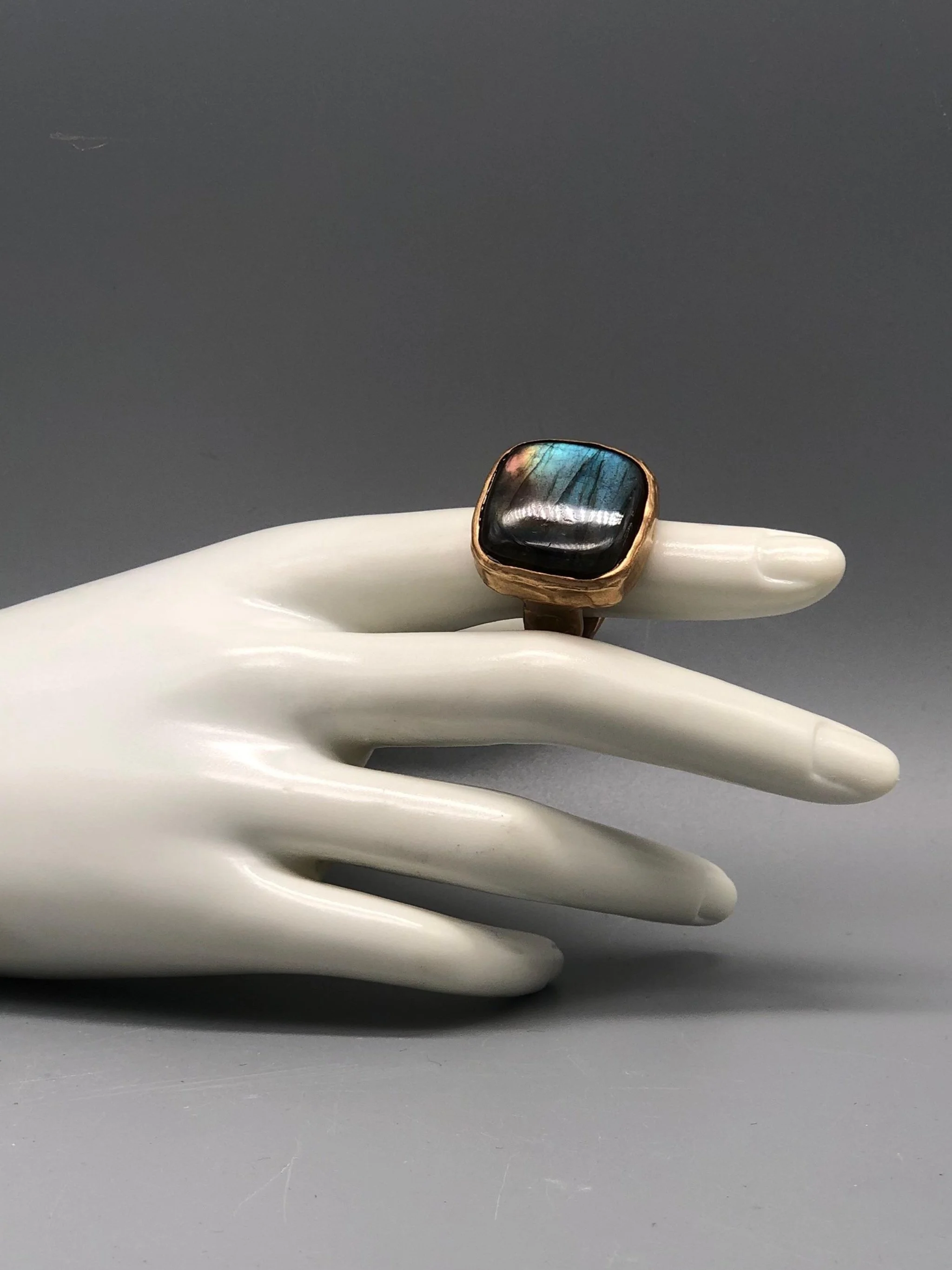 Bronze ring with natural labradorite by Floret Gioielli for Crepundia Gioielli Bologna. Handmade sculptural ring with organic setting and iridescent gemstone.