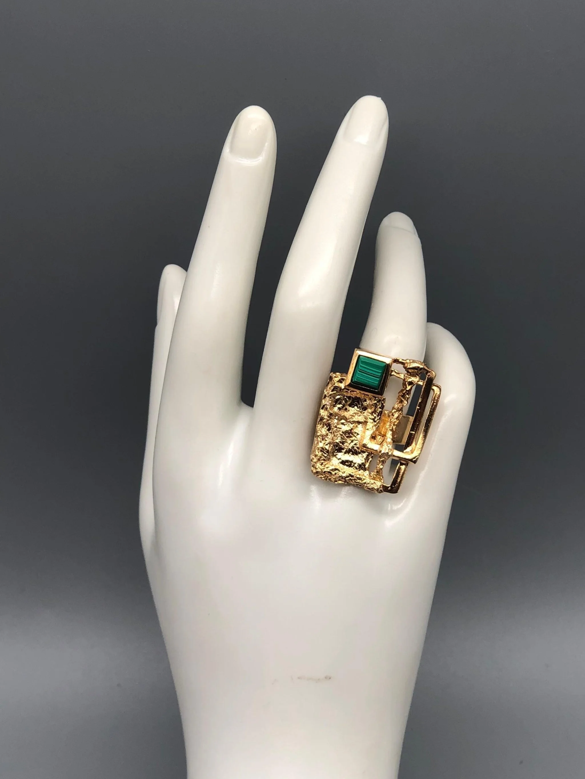 HoAsen Jewelry gold-plated sterling silver ring with malachite and textured sculptural surface — Crepundia Gioielli Bologna