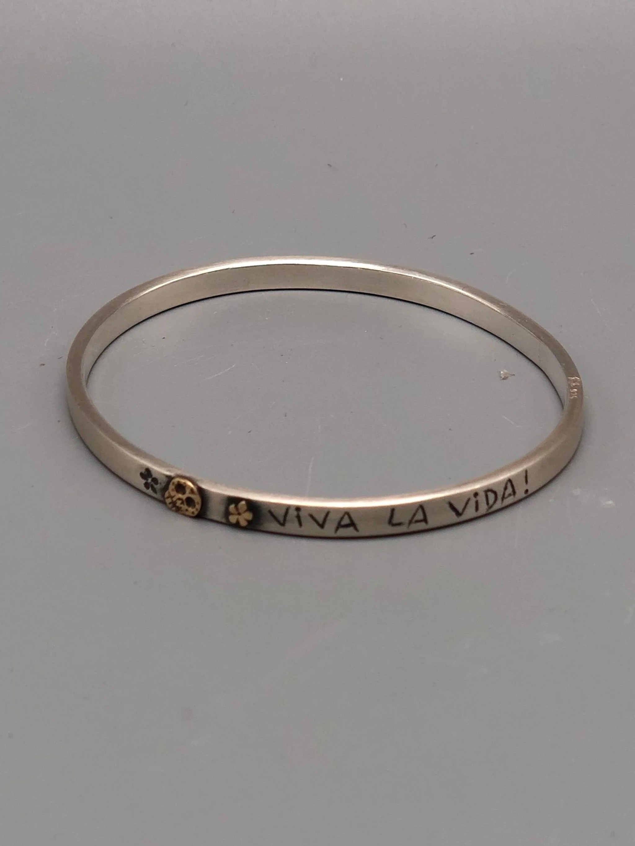 VIVA LA VIDA bracelet by Sonja Markhoff in sterling silver with 18 kt gold sugar skull detail and engraved message