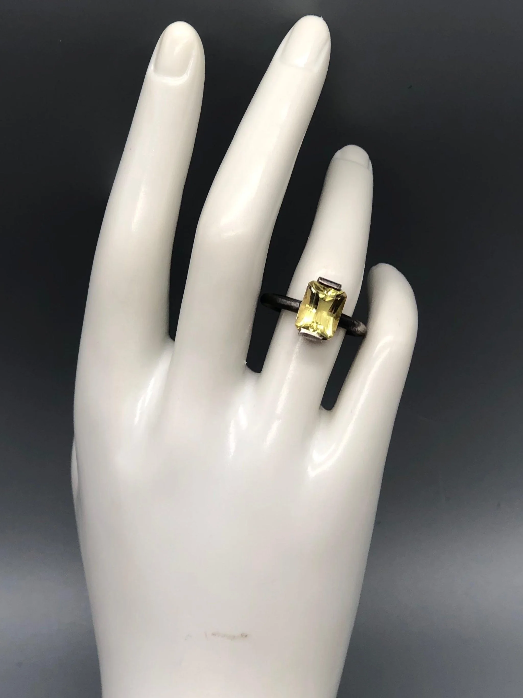 Purple in White ring in matte sterling silver with amethyst quartz, contemporary ring Crepundia Gioielli Bologna