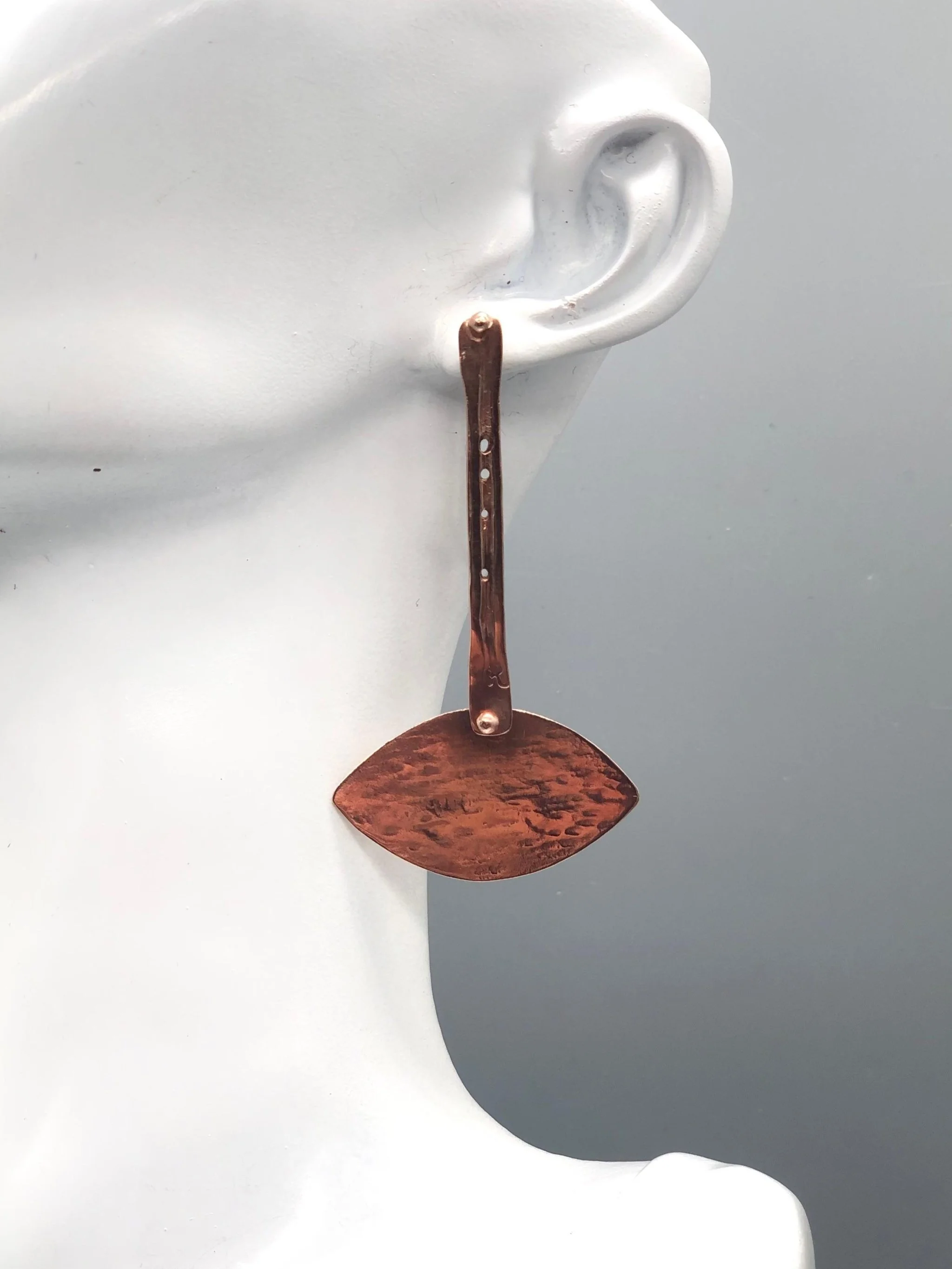 Orecchini Almendra di Gabriel Reinoso in bronzo e argento. Gabriel Reinoso Almendra earrings in bronze and silver.