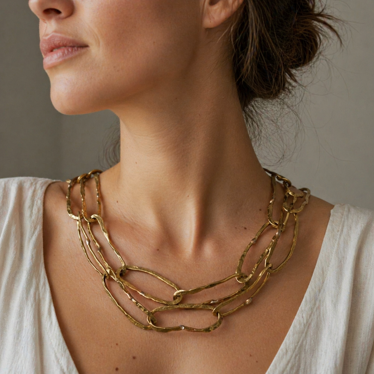 Claudia Cuzzeri long matte brass necklace with irregular linked elements, sculptural and fluid design, Crepundia Gioielli Bologna