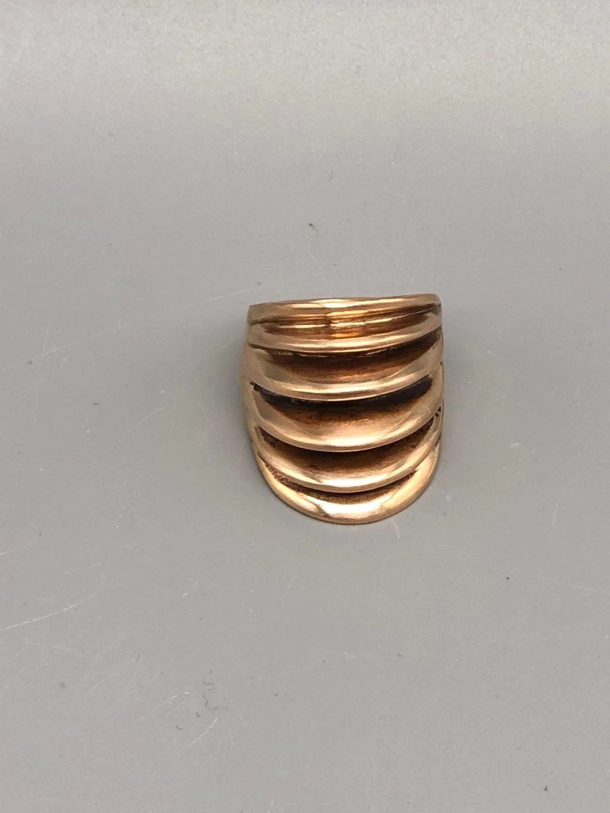 Padma Ventaglio ring in pink bronze — contemporary jewelry by Crepundia Gioielli Bologna / Anello Ventaglio Padma in bronzo rosa — gioiello contemporaneo Crepundia Gioielli Bologna