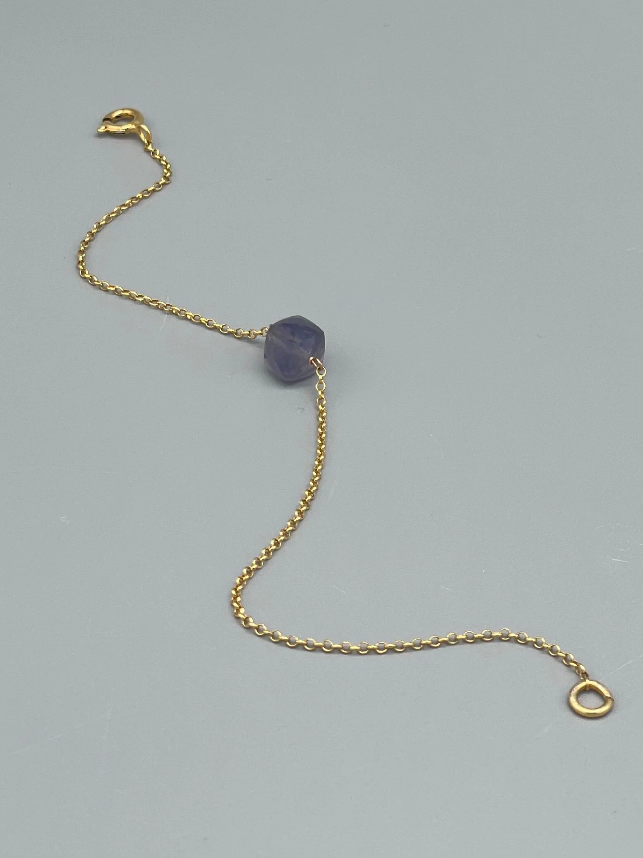 Labradorite Dot Crepundia in argento dorato e labradorite, design contemporaneo.