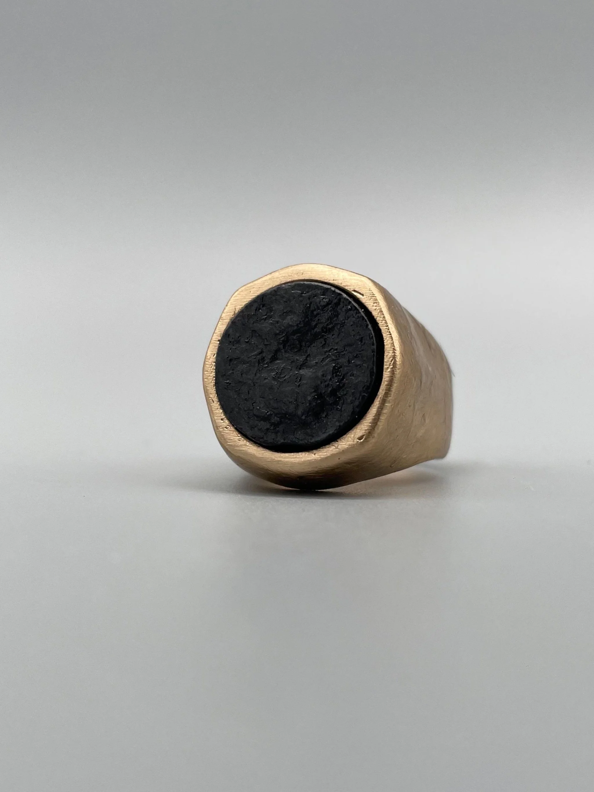 CōDICEDS bronze ring with raw silver interwoven motif and marble, Crepundia Gioielli Bologna