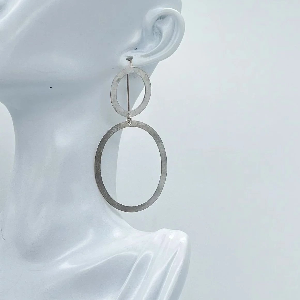 Orecchini Ovali in argento martellato .Essentia Crepundia Gioielli