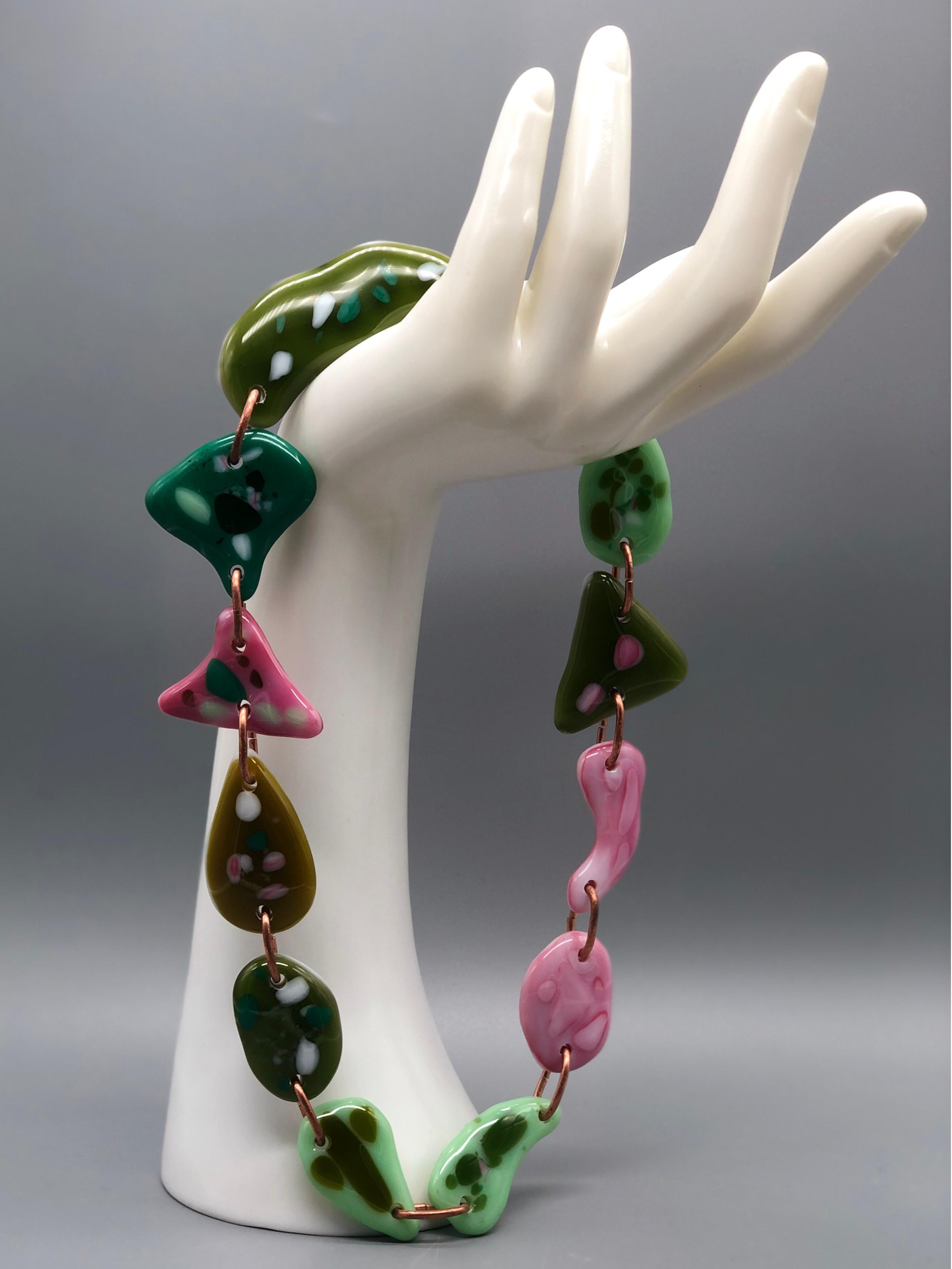Manumara Murano glass and copper necklace in green and pink for Crepundia Gioielli Bologna. / Collana Manumara in vetro Murano e rame verde e rosa per Crepundia Gioielli Bologna.