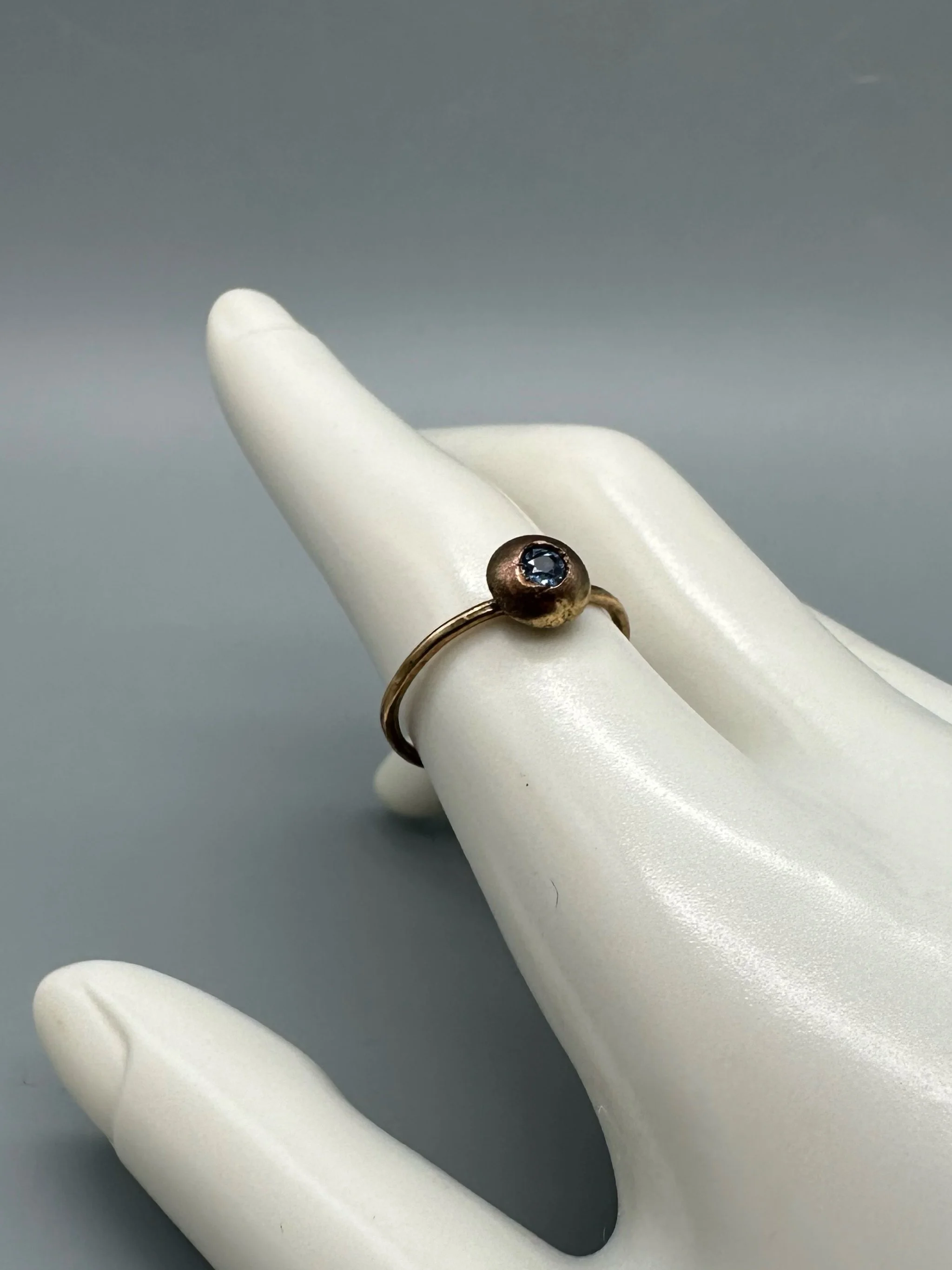Anello BLOB di Crepundia Gioielli in bronzo con topazio azzurro. BLOB ring by Crepundia Gioielli in bronze with blue topaz.