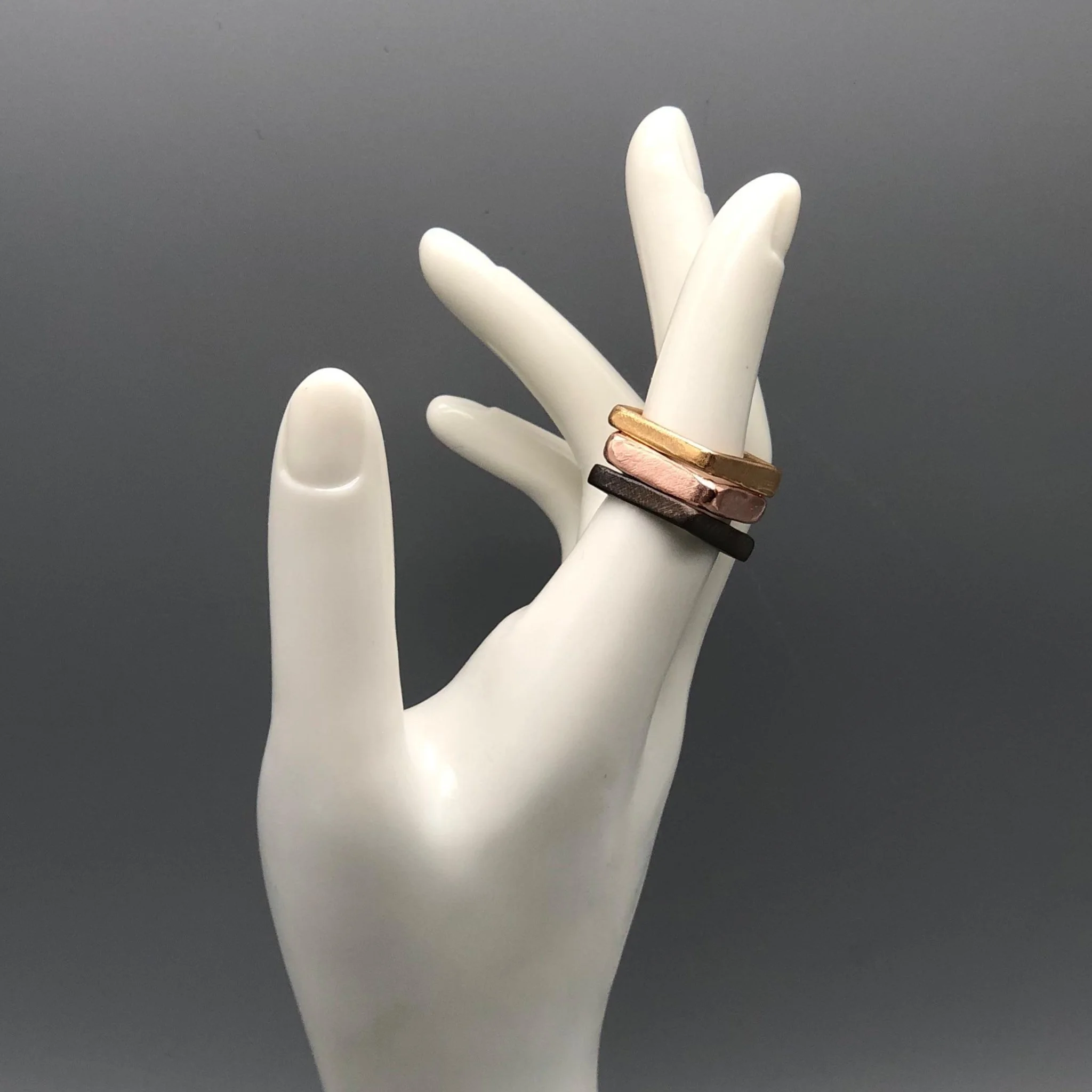 Anelli in bronzo e placcatura in rutenio, contrasti materici e sovrapposizioni, EL Gioielli — Crepundia Bologna.
Bronze rings and ruthenium plating, material contrasts and layered composition, EL Gioielli — Crepundia Bologna.
