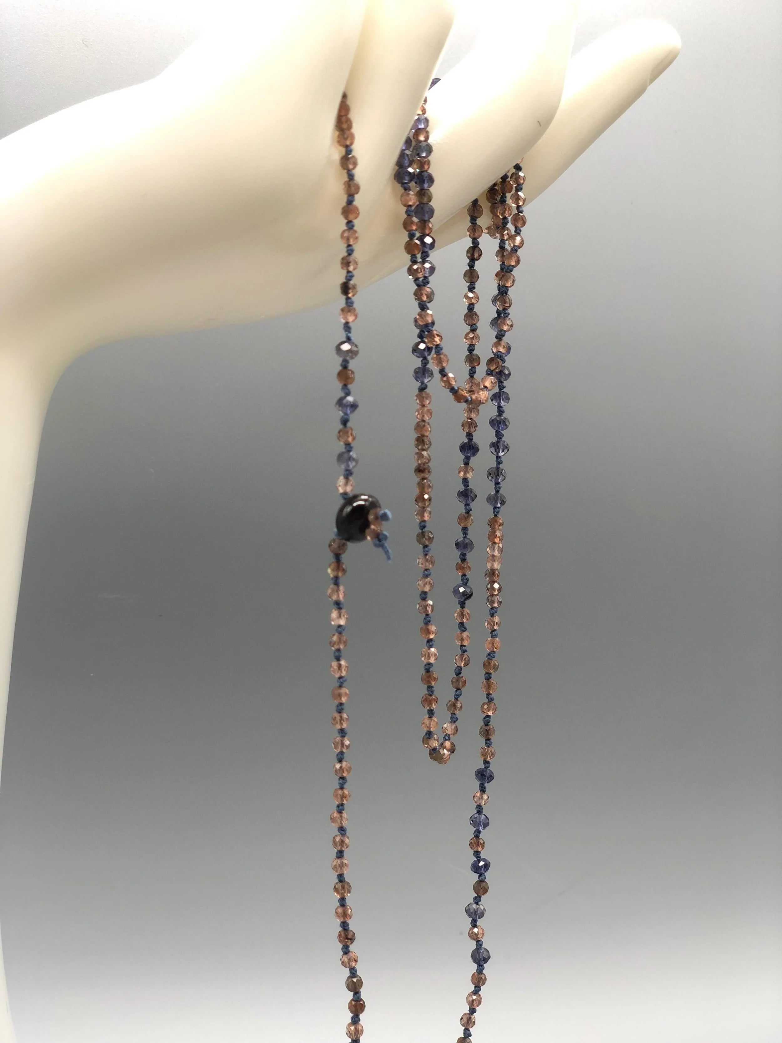 Collana Chromatic in iolite e quarzo fumé con filo blu, pezzo unico Crepundia Gioielli.