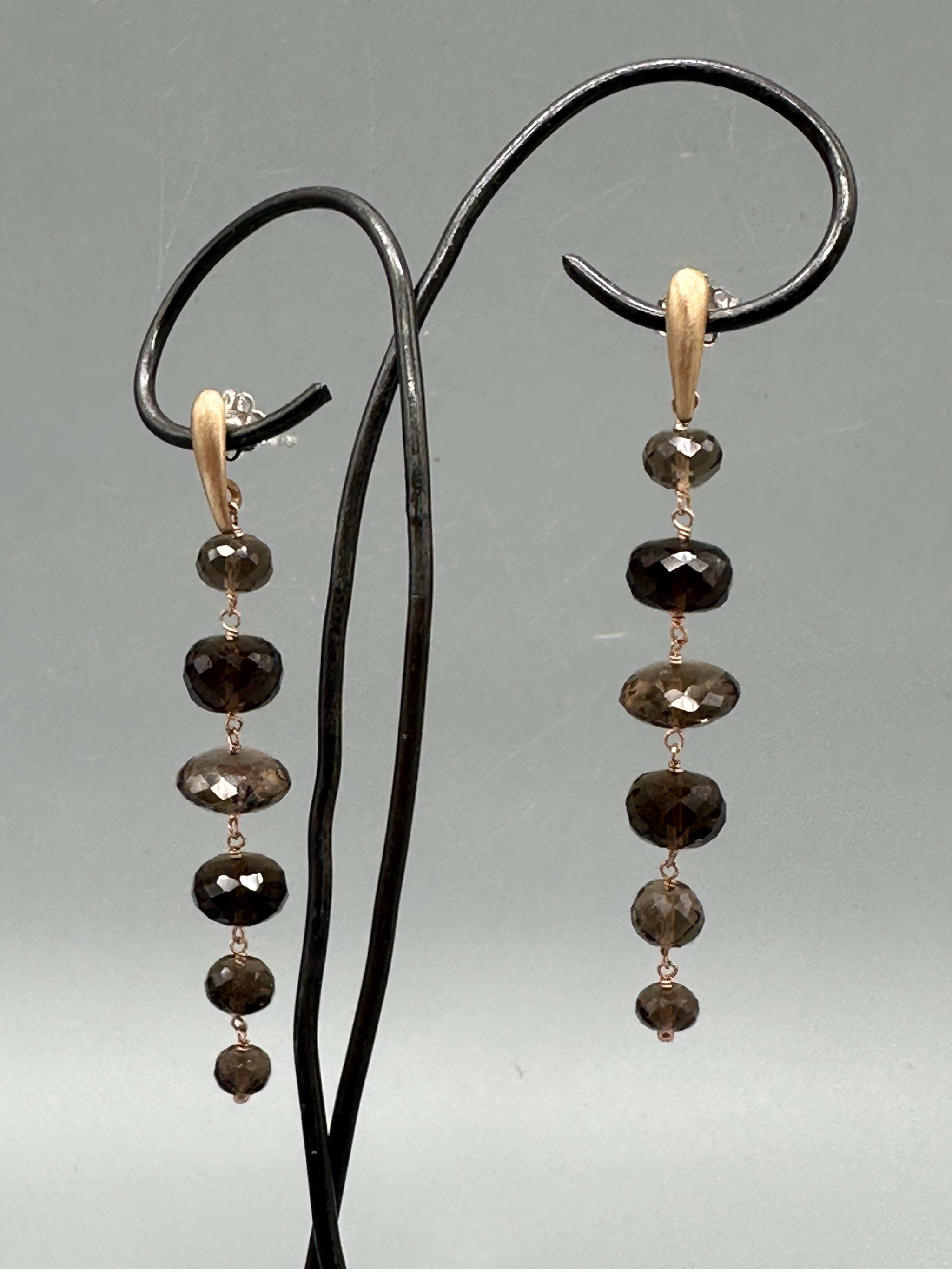 Orecchini Bold Quarzo Fumé con pietre naturali brune sfaccettate disposte in verticale. Bold Smoky Quartz earrings with vertically arranged faceted brown gemstones.