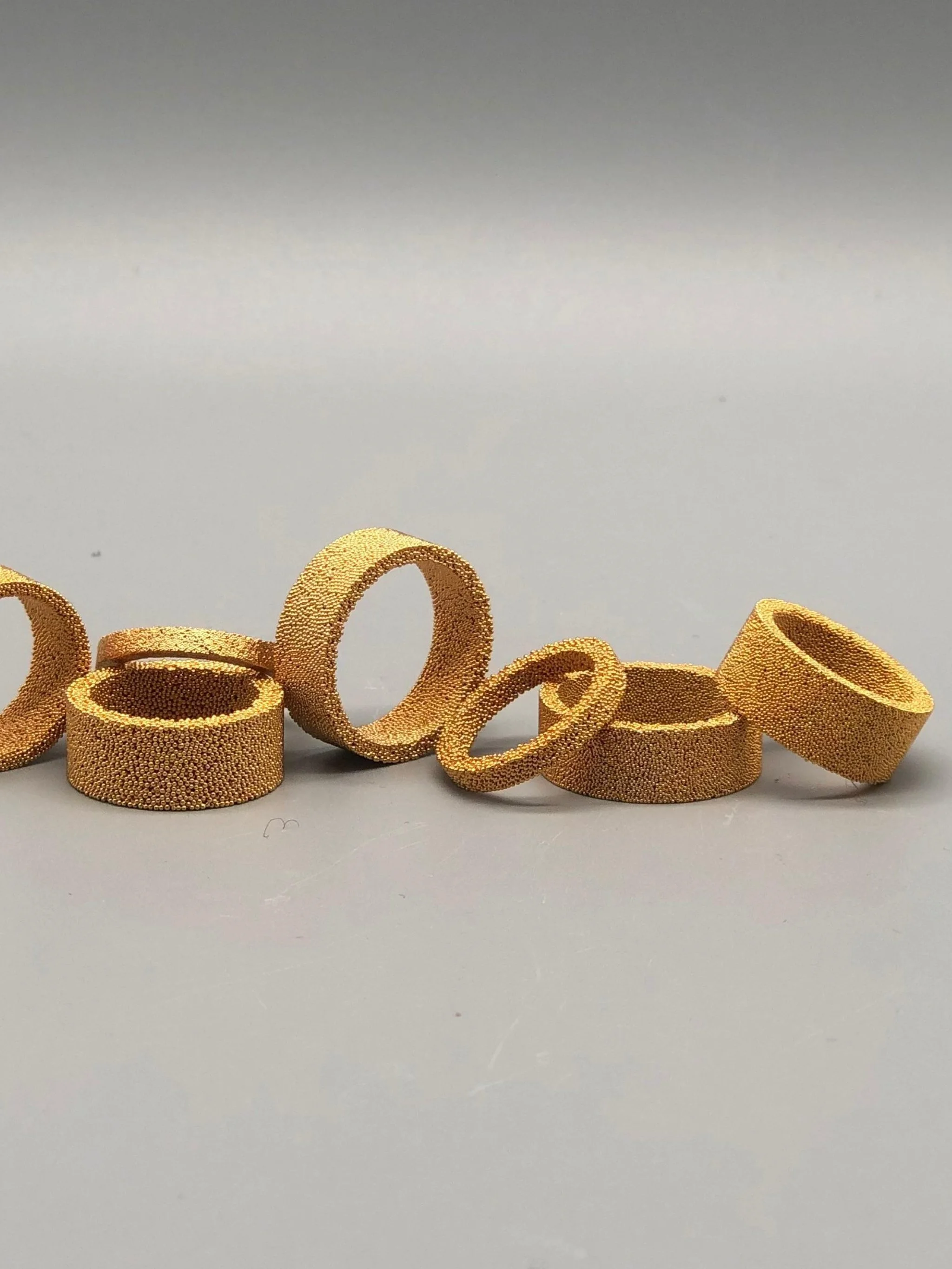 Contemporary ring in sintered bronze by Francesca Valpiani, Crepundia Gioielli Bologna