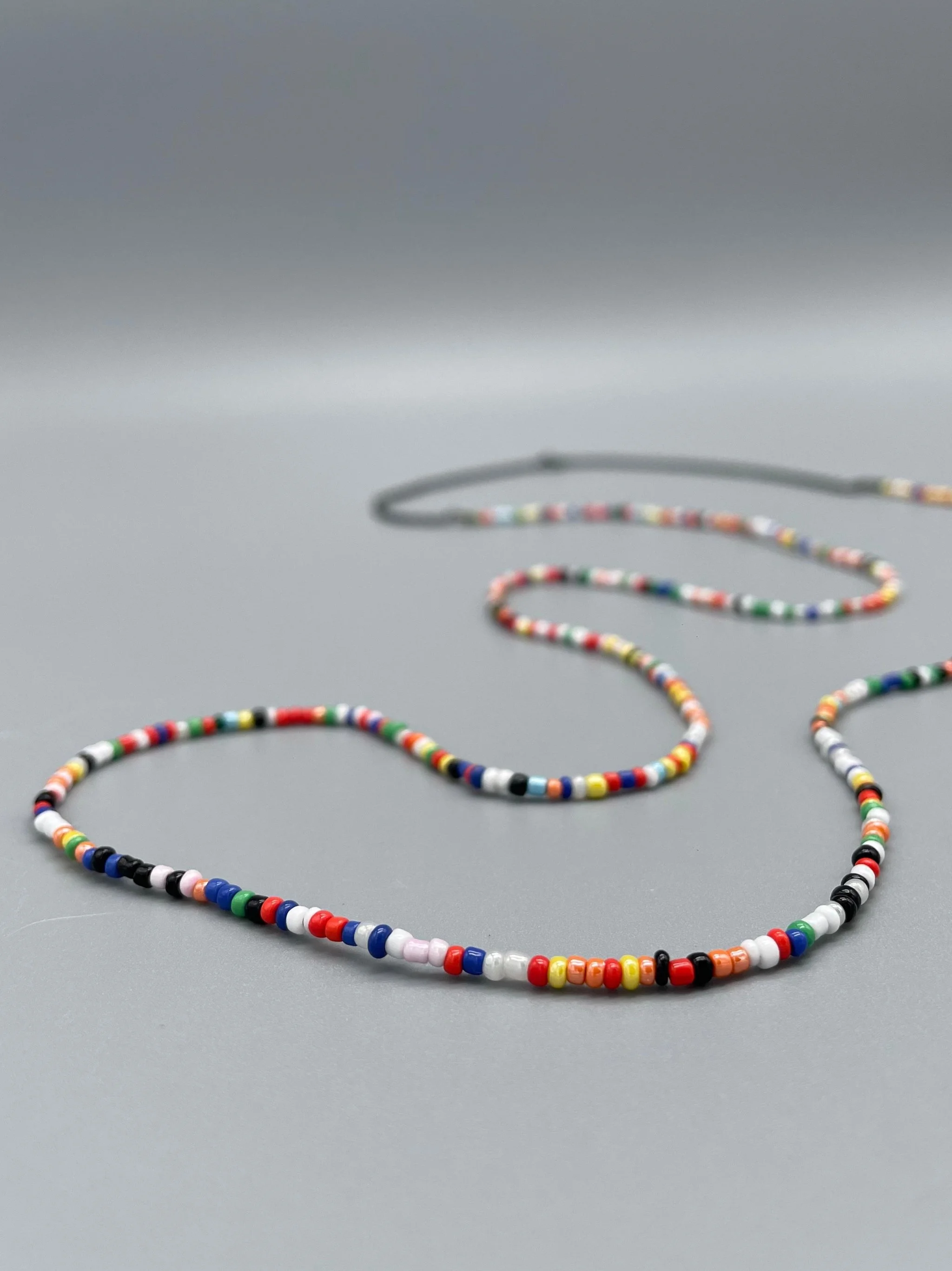 Collana in vetro contemporaneo e argento brunito, 80 cm, Crepundia Gioielli — parte della selezione The Edit.